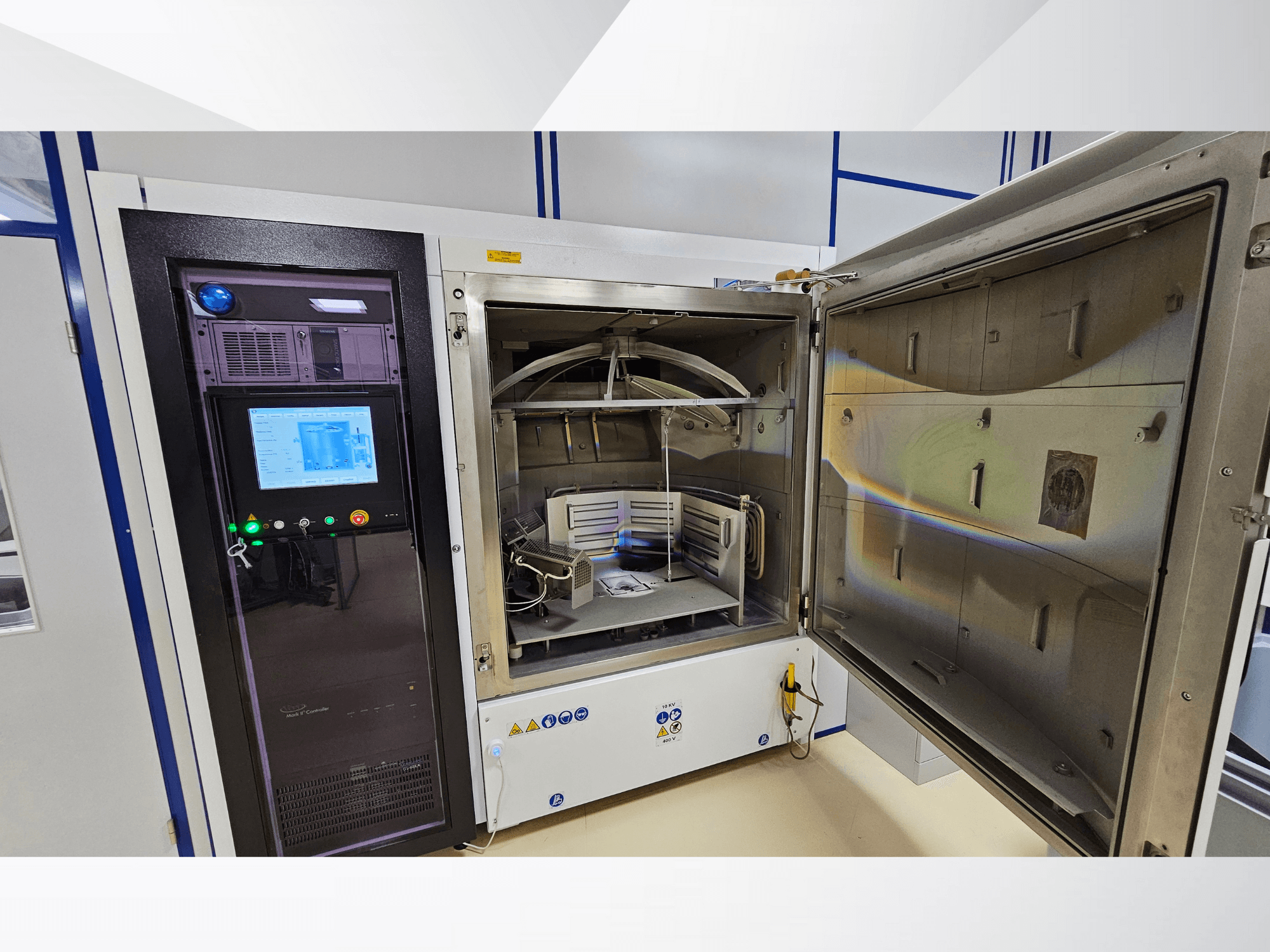 Upravljačka ploča ispitne komore nepoznate marke, prednji pogled; prikazuje zaslon osjetljiv na dodir, indikatore i otvorena vrata koja otkrivaju unutrašnjost.