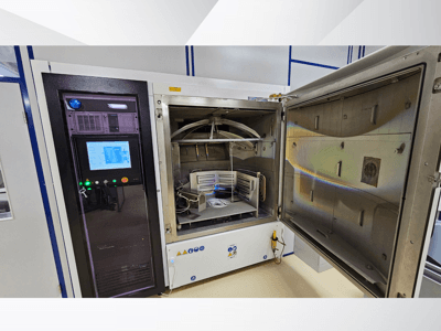 Upravljačka ploča ispitne komore nepoznate marke, prednji pogled; prikazuje zaslon osjetljiv na dodir, indikatore i otvorena vrata koja otkrivaju unutrašnjost.