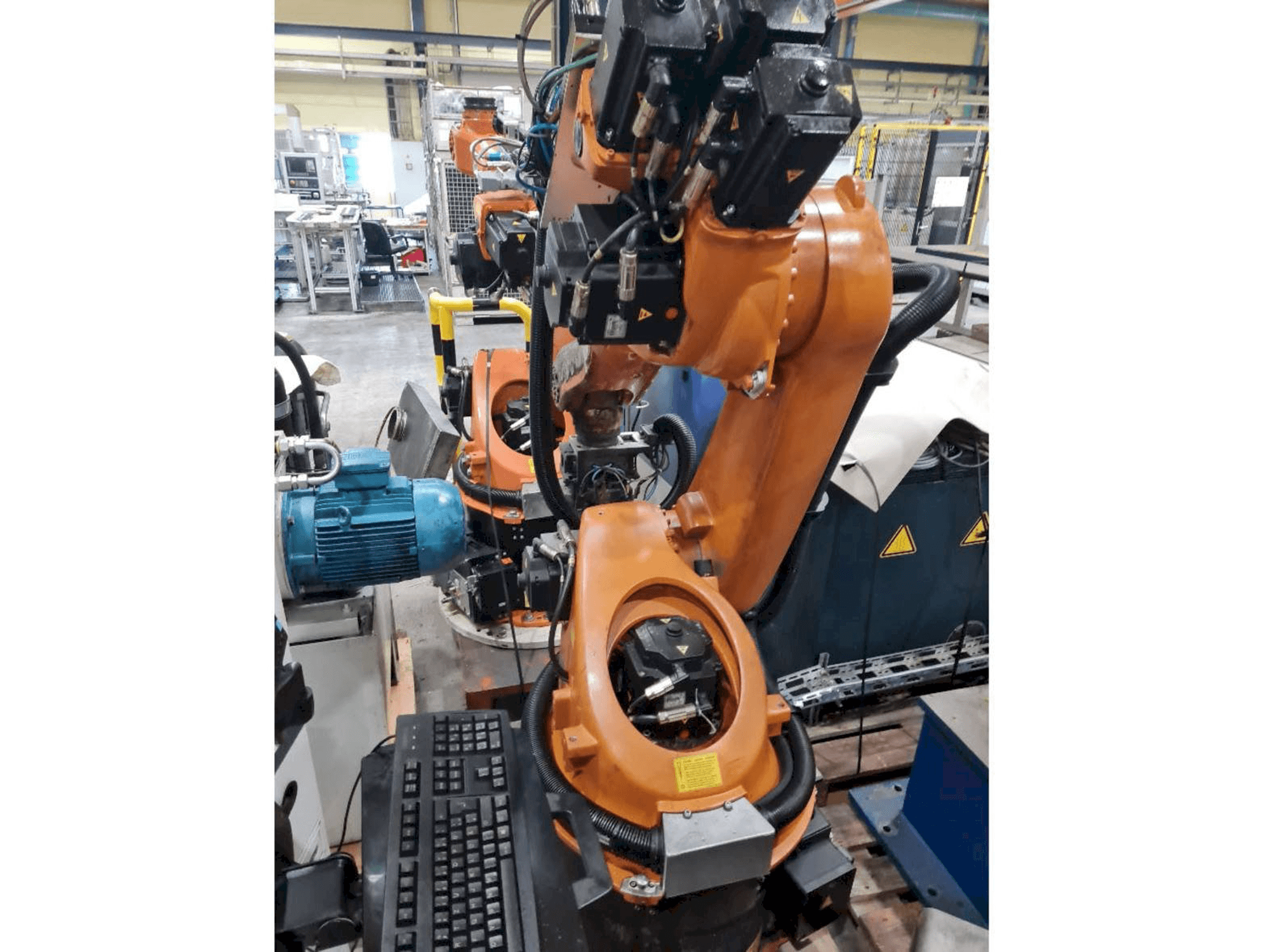 Prikaz stroja KUKA KR30-3 sprijeda