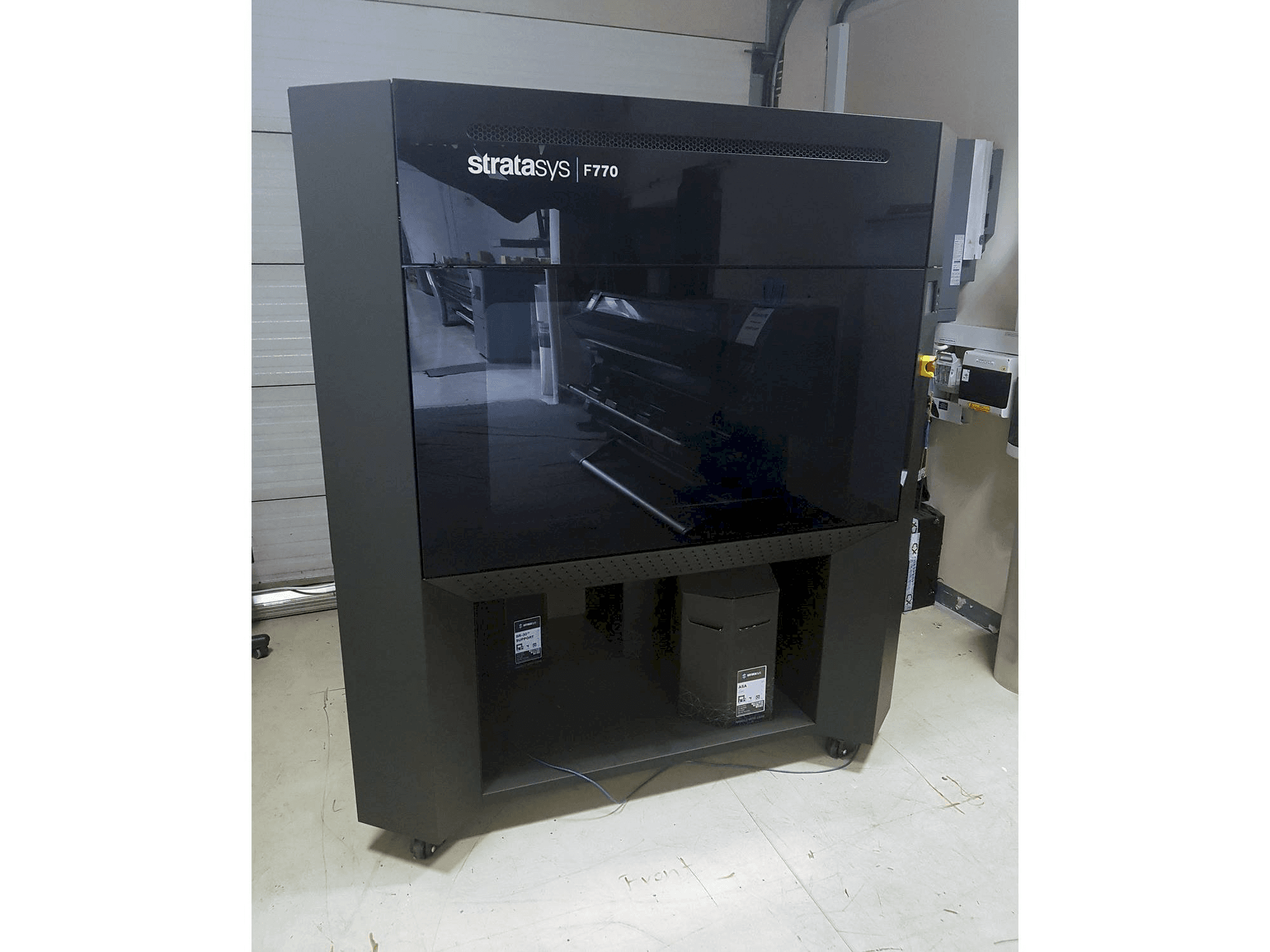 Prikaz stroja Stratasys F770 sprijeda