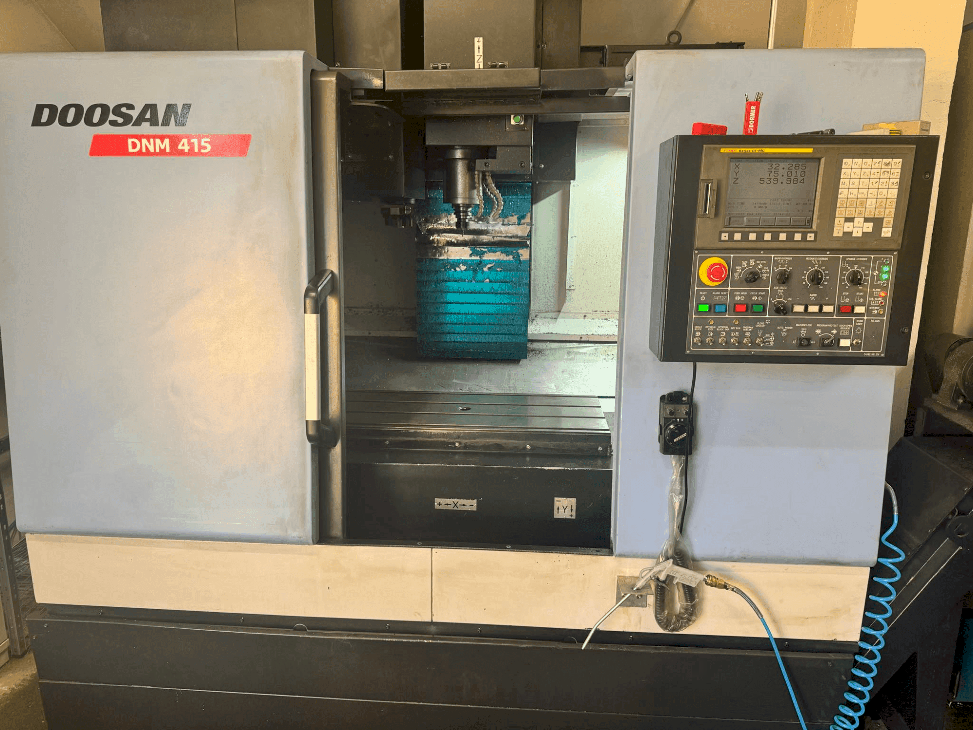 Prikaz stroja DOOSAN DNM 415 sprijeda