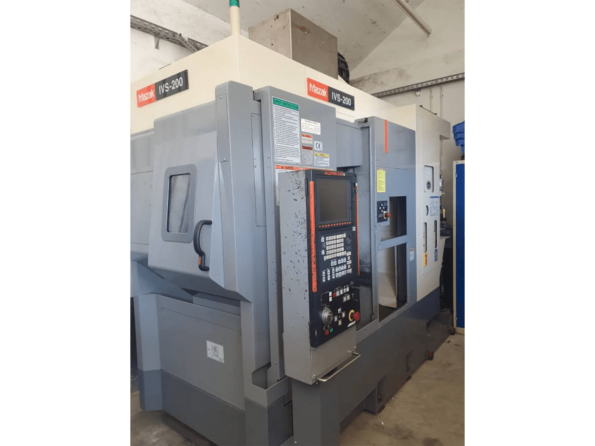 Prikaz stroja Mazak IVS200 sprijeda