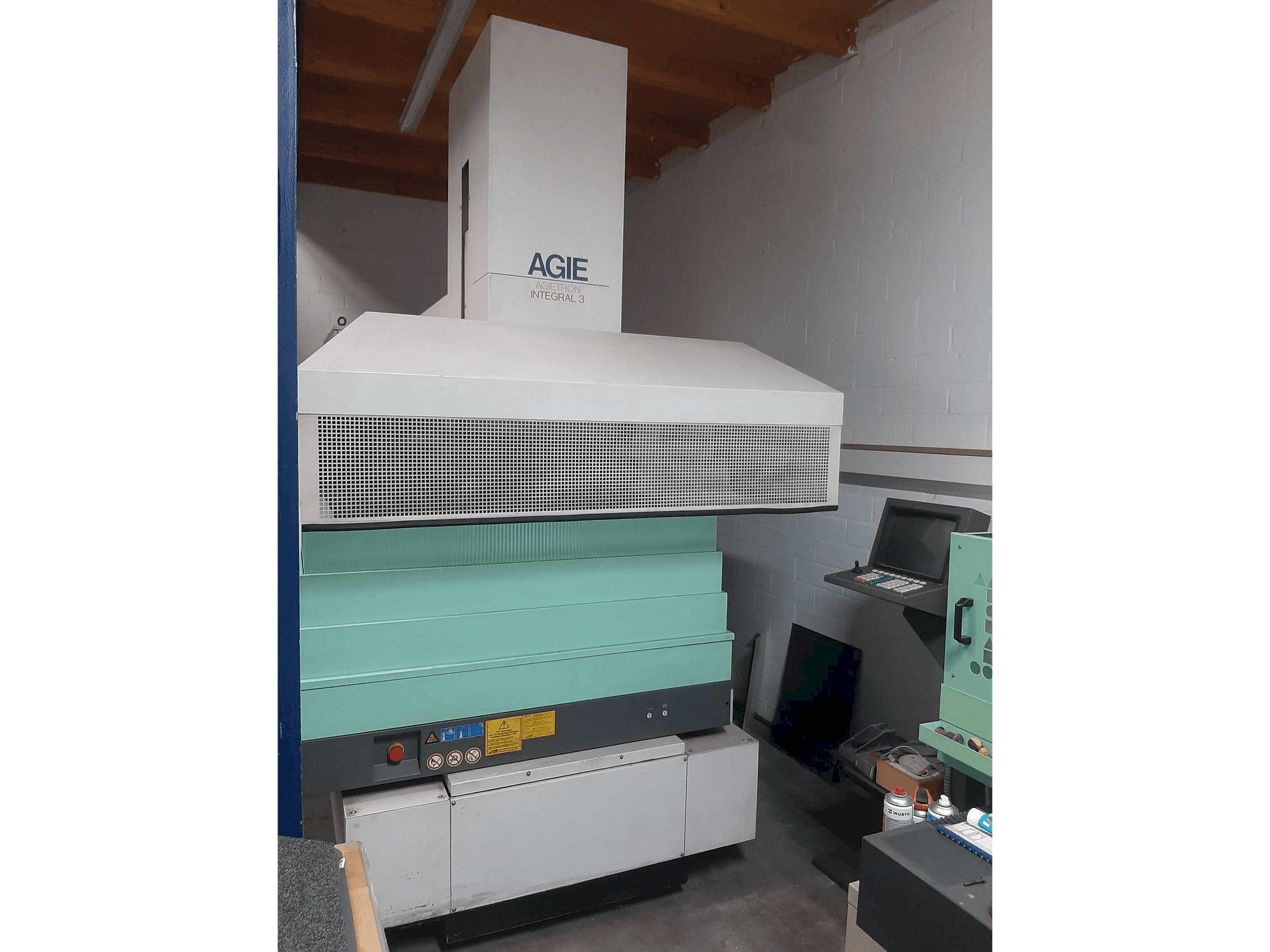 Prikaz stroja AGIE Agietron Integral 3 sprijeda