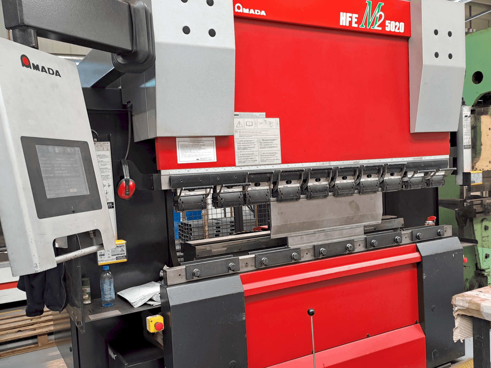 Prikaz stroja AMADA HFE M2 5020 sprijeda