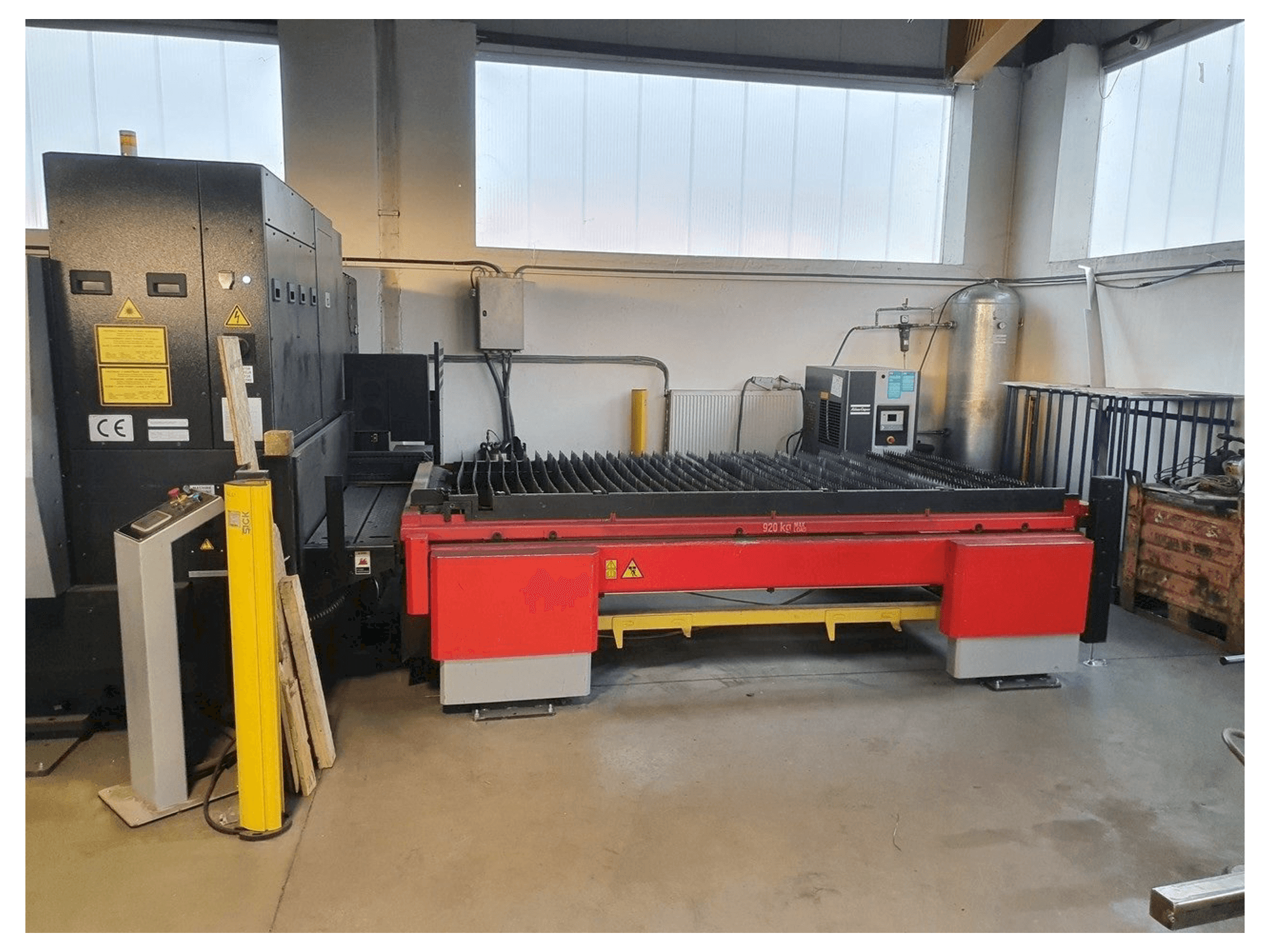 Prikaz stroja AMADA 3015 AJ sprijeda