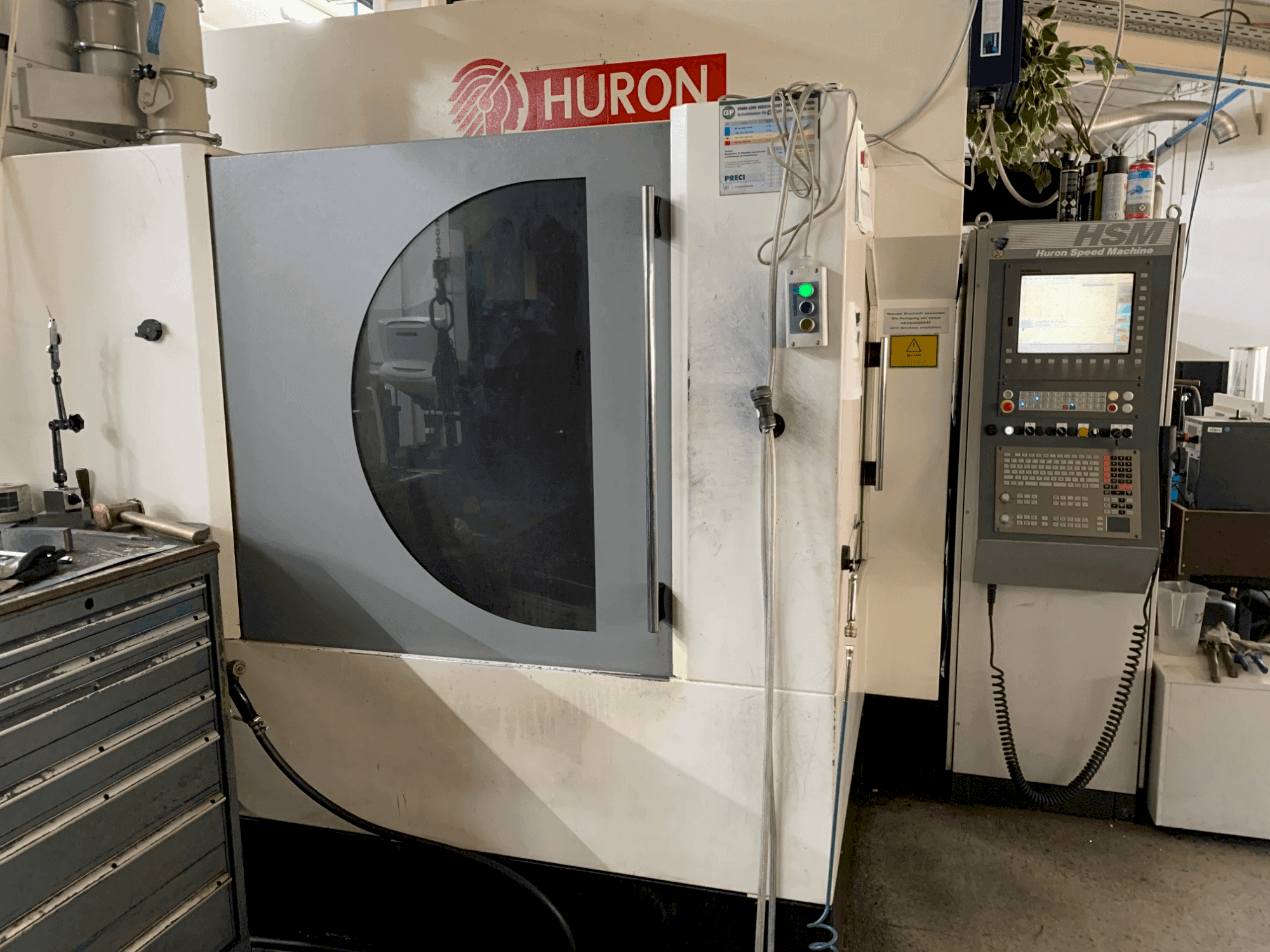 Prikaz stroja Huron K2X10 sprijeda