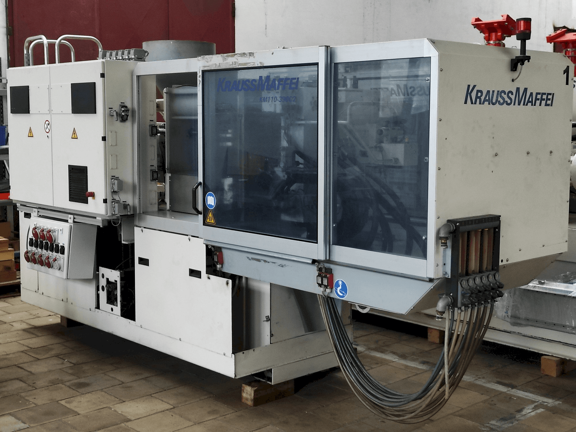Prikaz stroja Krauss Maffei 110 - 390 C2 sprijeda