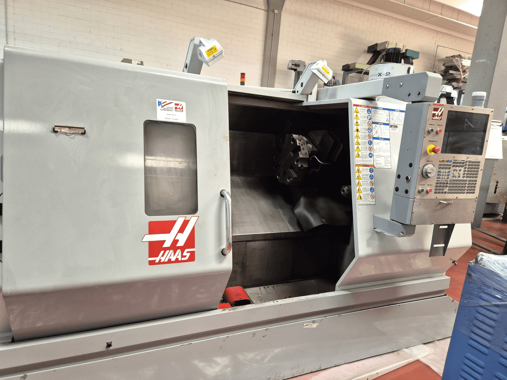 Haas SL 30TBHE horizontalni tokarski stroj, prednji pogled s prikazom kontrola i otvorenog odjeljka za obradu.