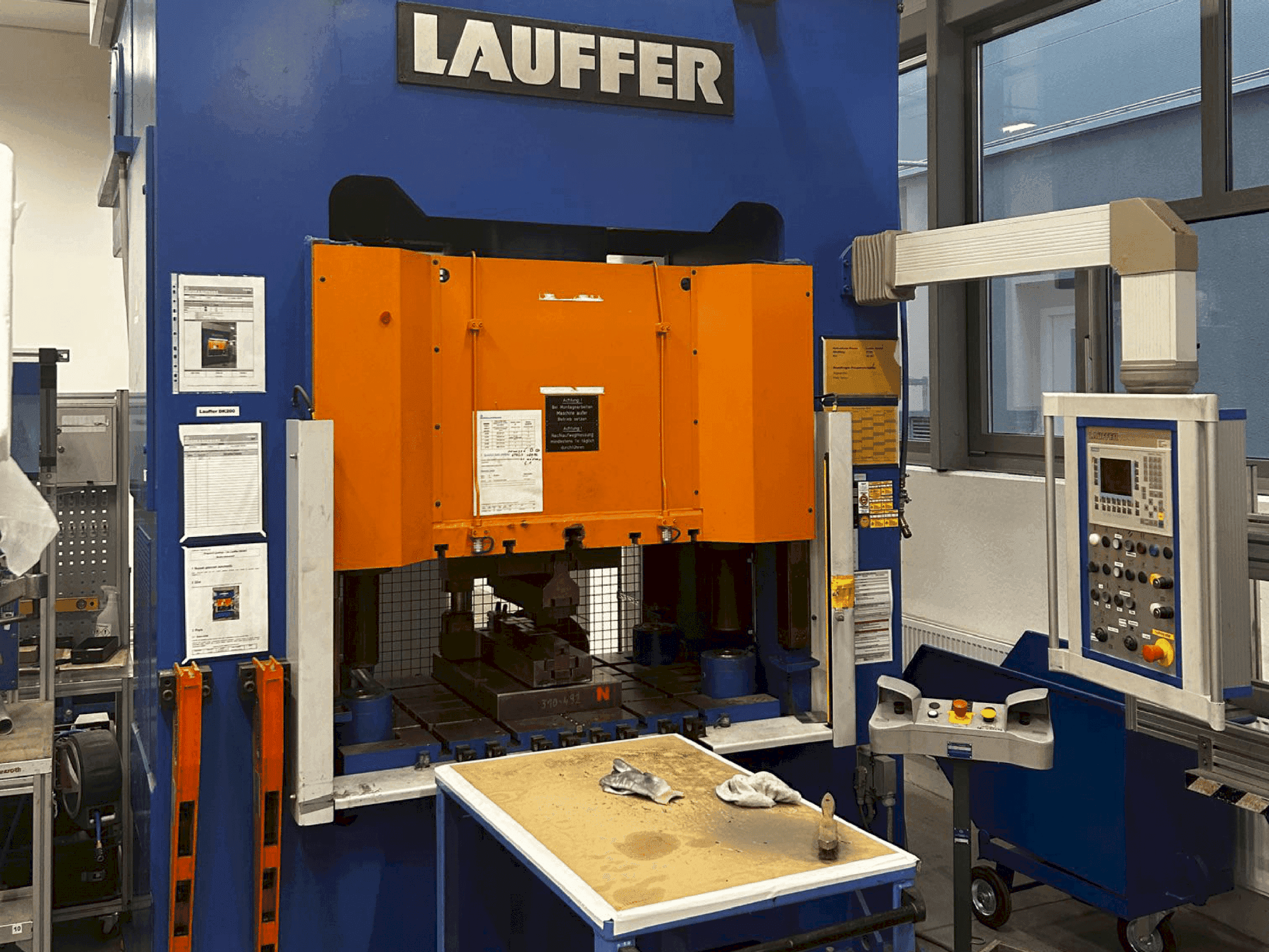 Prikaz stroja LAUFFER DK 200 (2007) sprijeda