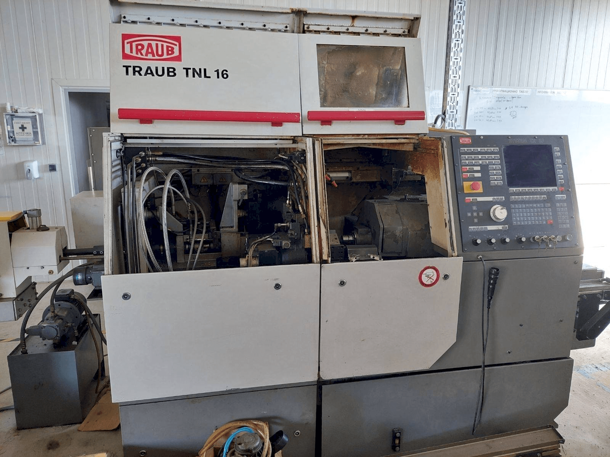 Prikaz stroja TRAUB TNL16G-TX8F sprijeda