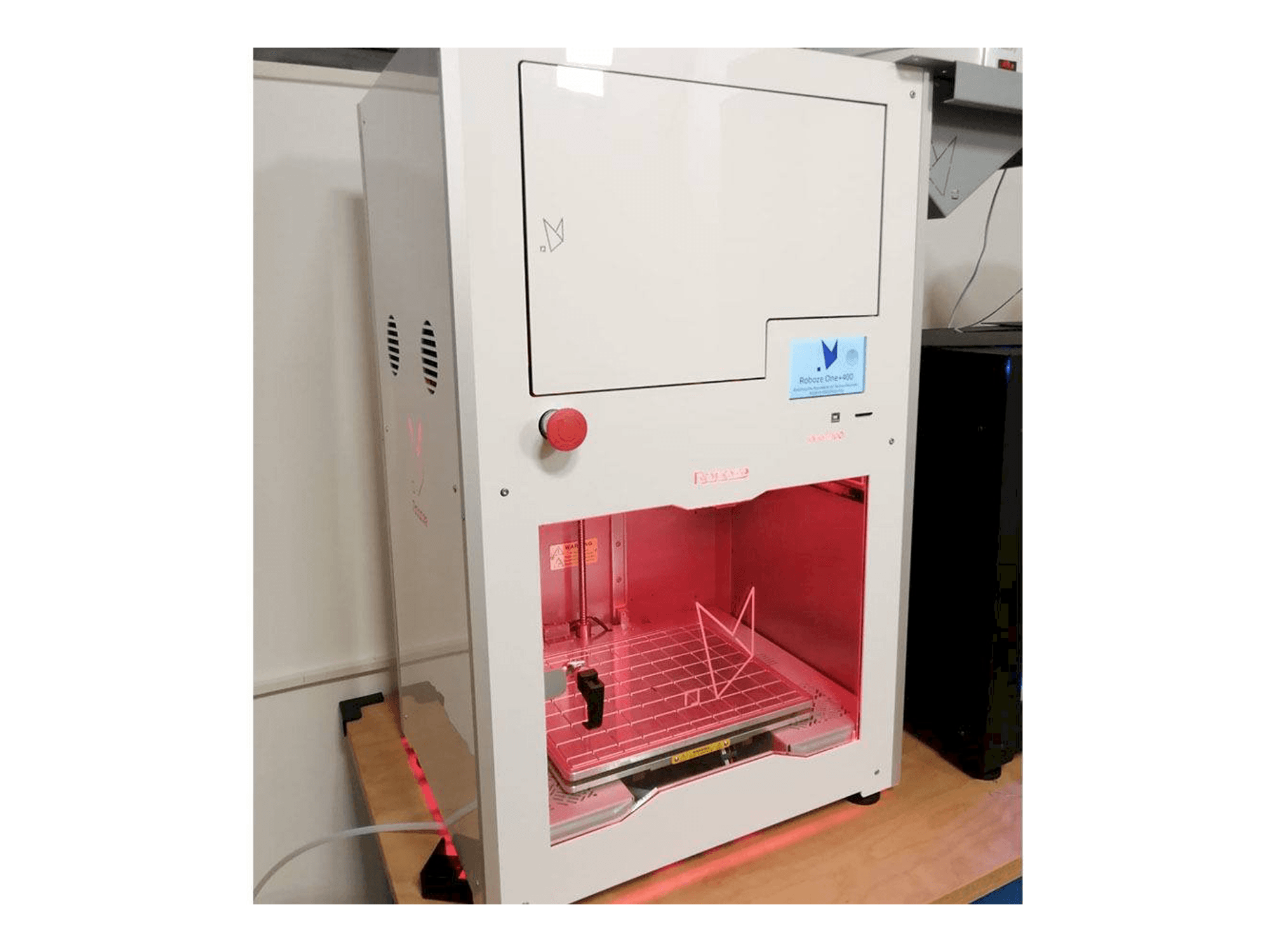 Prikaz stroja Roboze One Plus 400 sprijeda