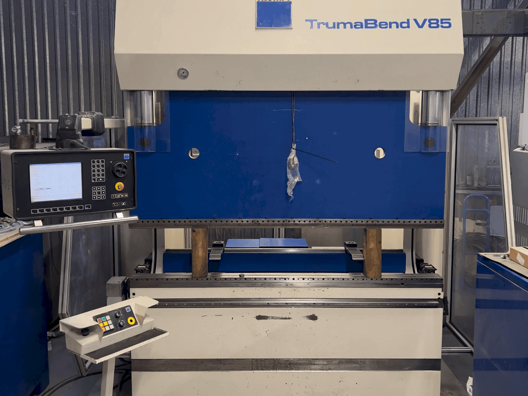Prikaz stroja TRUMPF TrumaBend V85 sprijeda