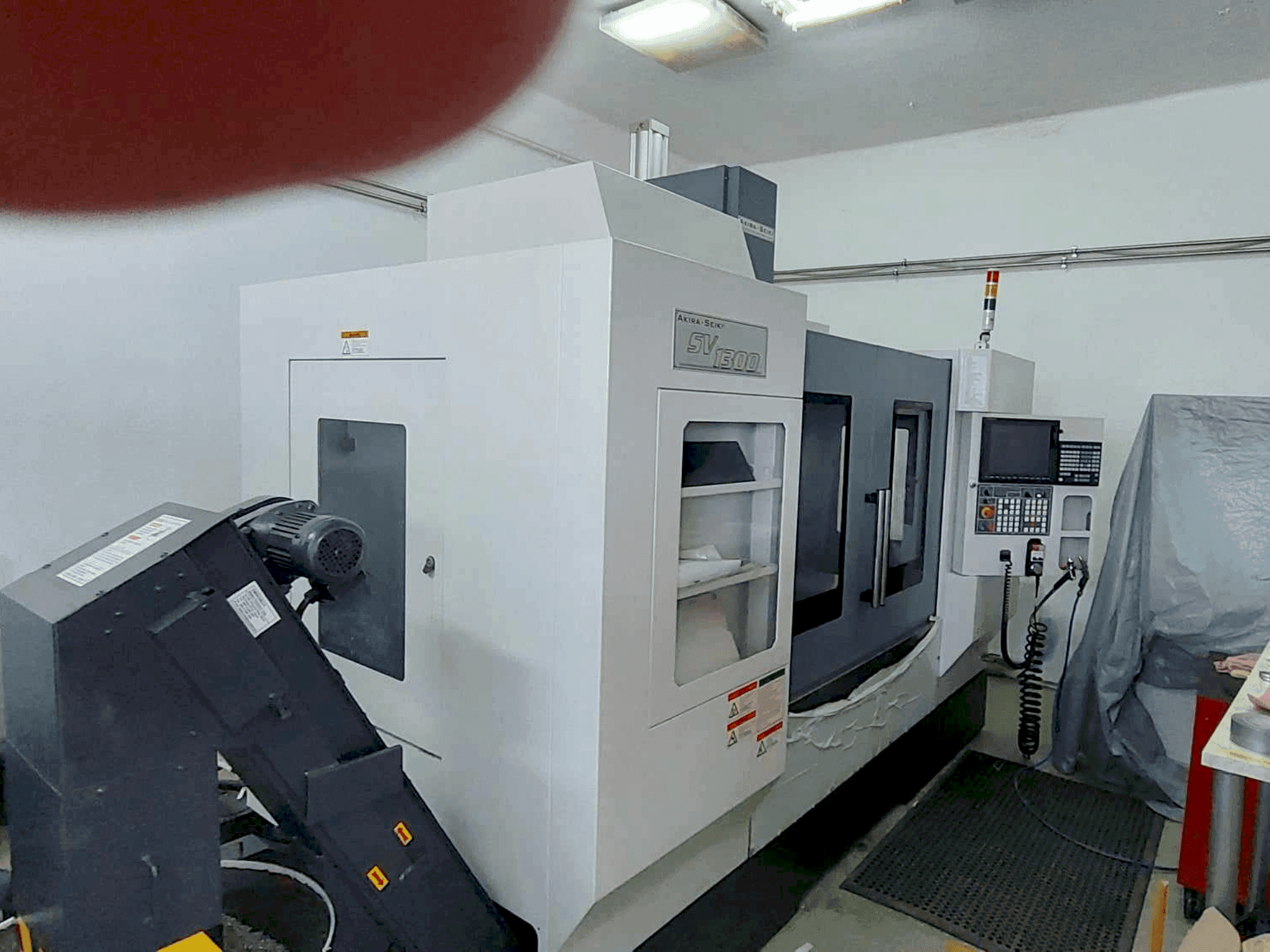 Prikaz stroja Akira Seiki SVI300 sprijeda