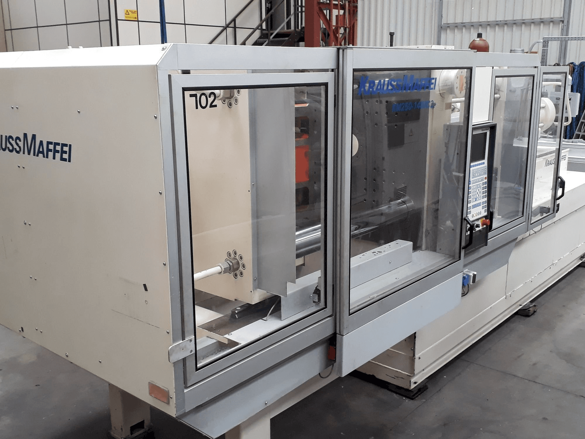 Prikaz stroja Krauss Maffei 250-1400 C2 sprijeda