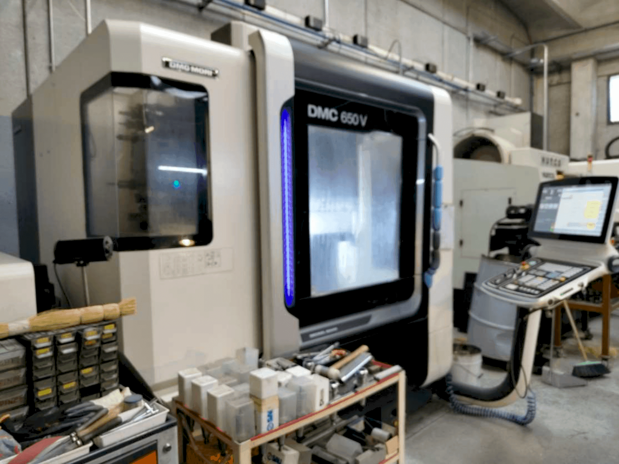 Prikaz stroja DMG MORI DMC 650V sprijeda