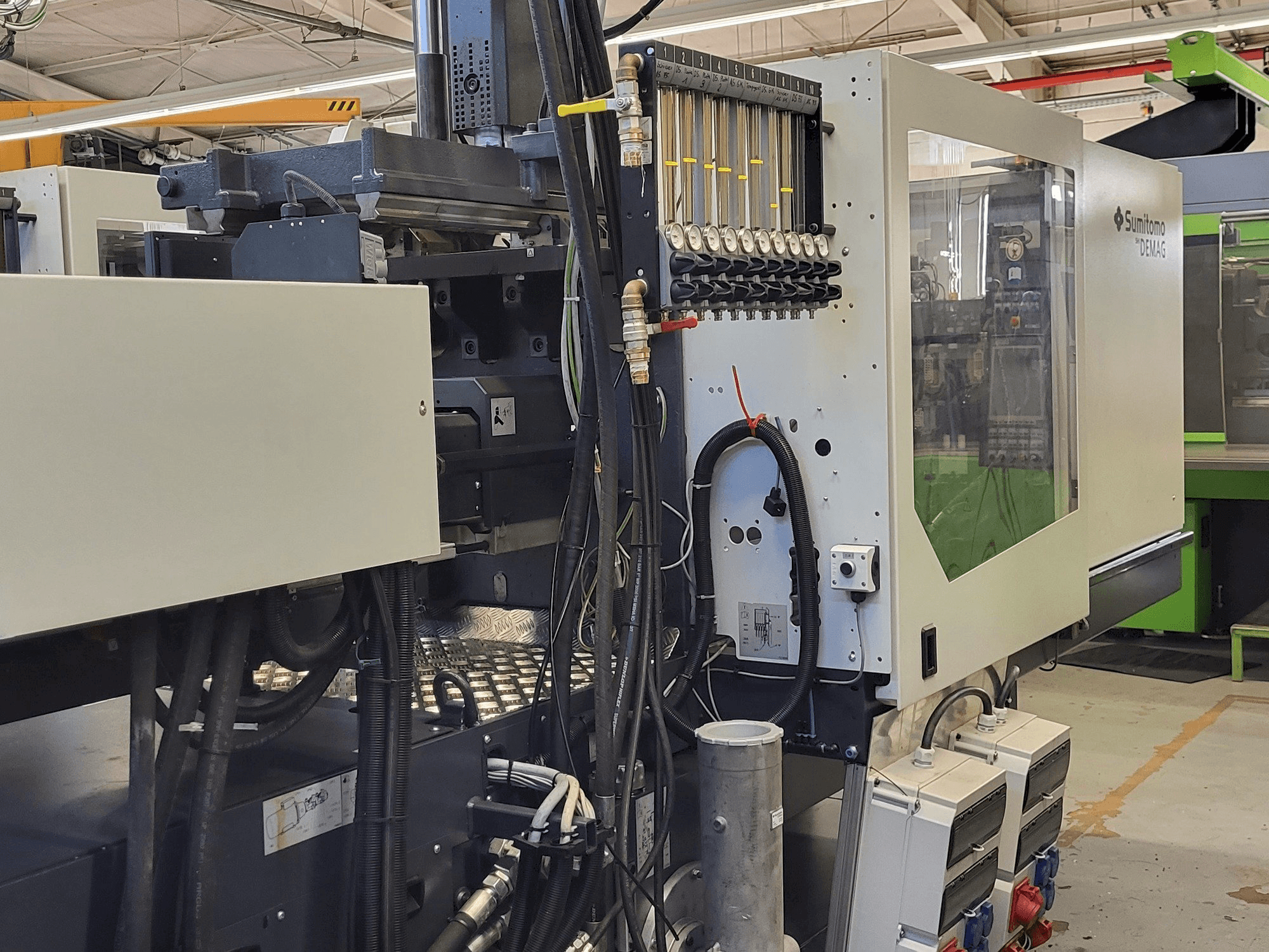 Prikaz lijeve strane stroja Sumitomo SHI DEMAG Systec Multi 120/470-200h/80V