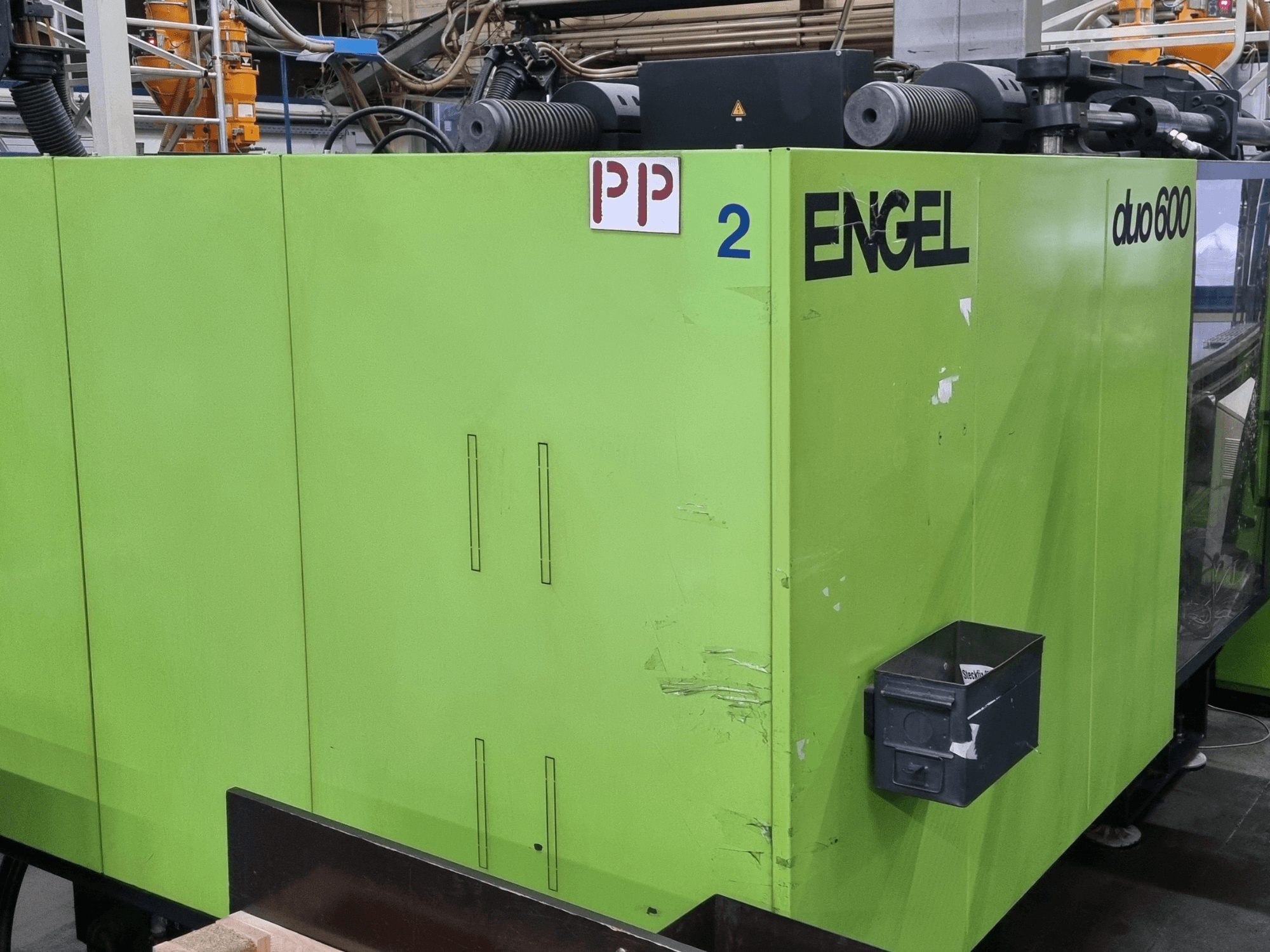 Engel duo 600 hidraulični stroj za brizganje plastike, zelena vanjština, prednji pogled, označeni dijelovi i kutija za pohranu materijala.
