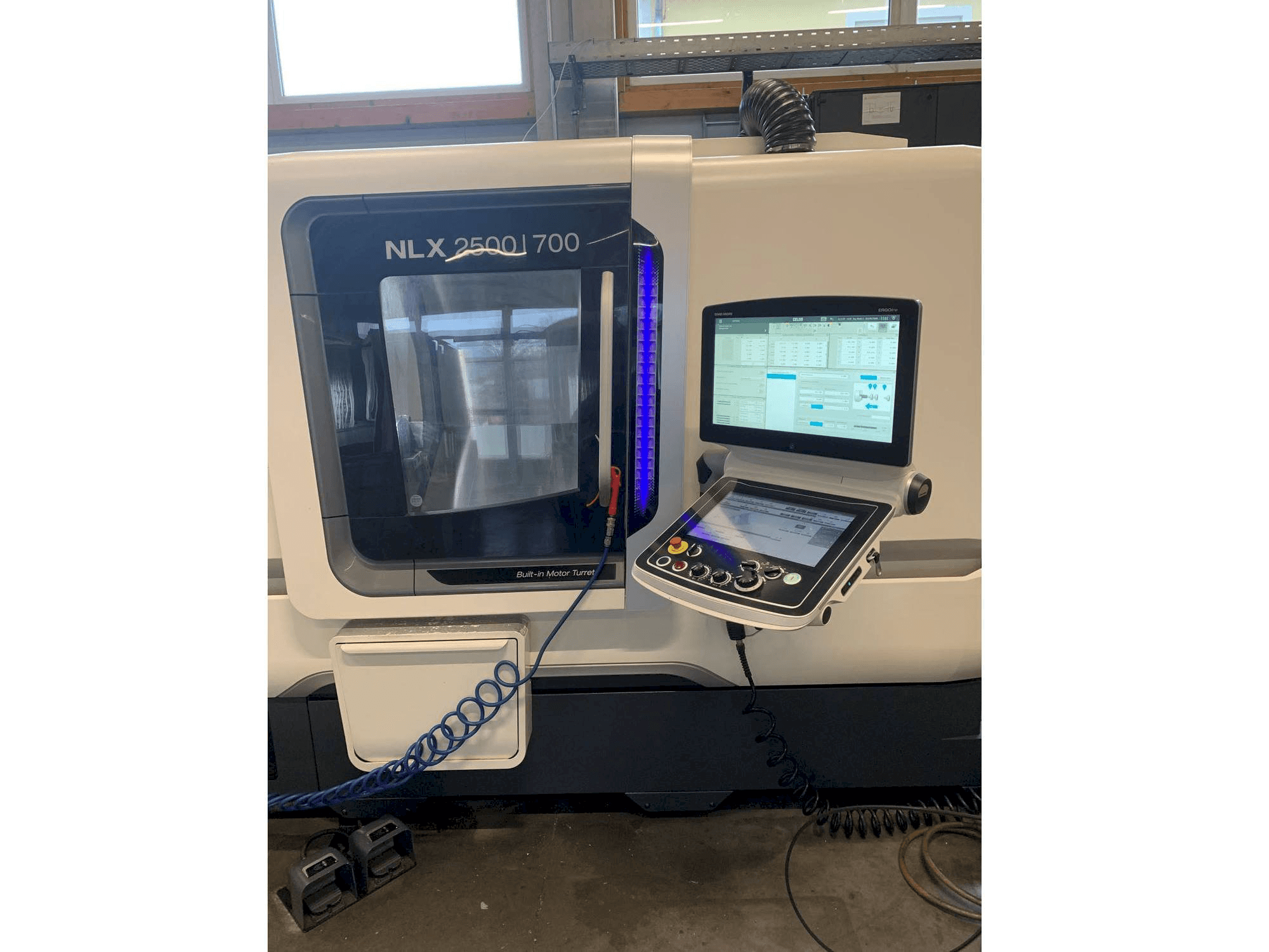 Prikaz stroja DMG MORI NLX 2500/700 sprijeda