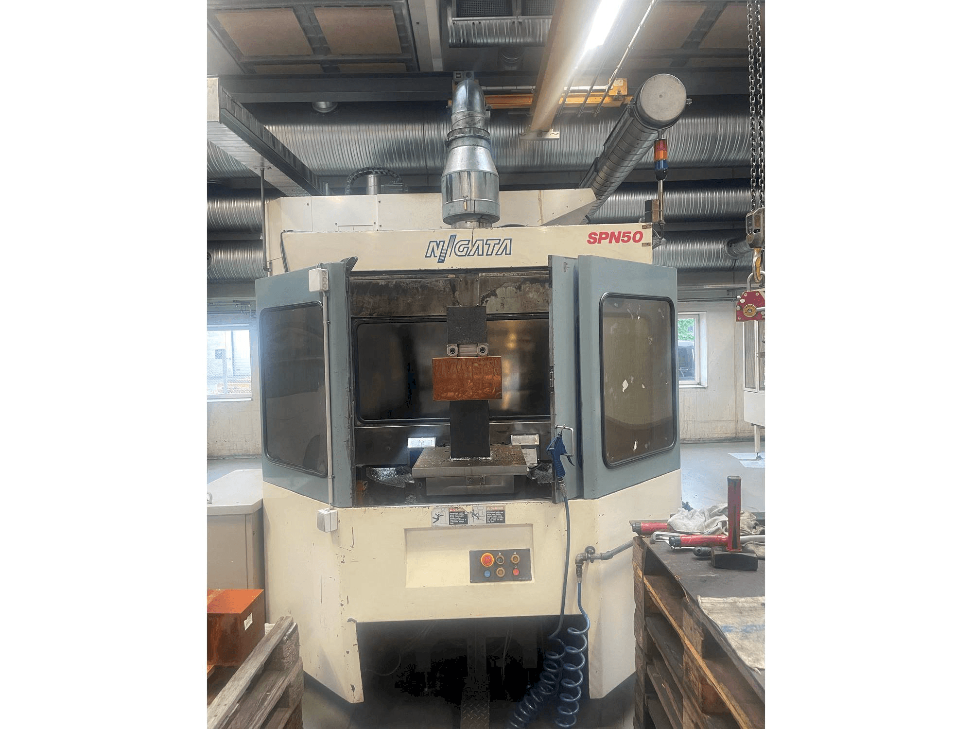 Prikaz stroja Niigata SPN 50 sprijeda