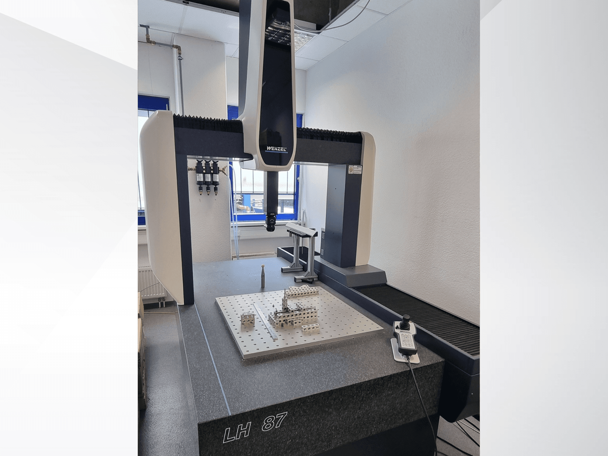 Wenzel LH 87 CMM u laboratoriju, prednji pogled s mjernom sondom preko precizne površinske ploče i vidljivim digitalnim kontrolerom.