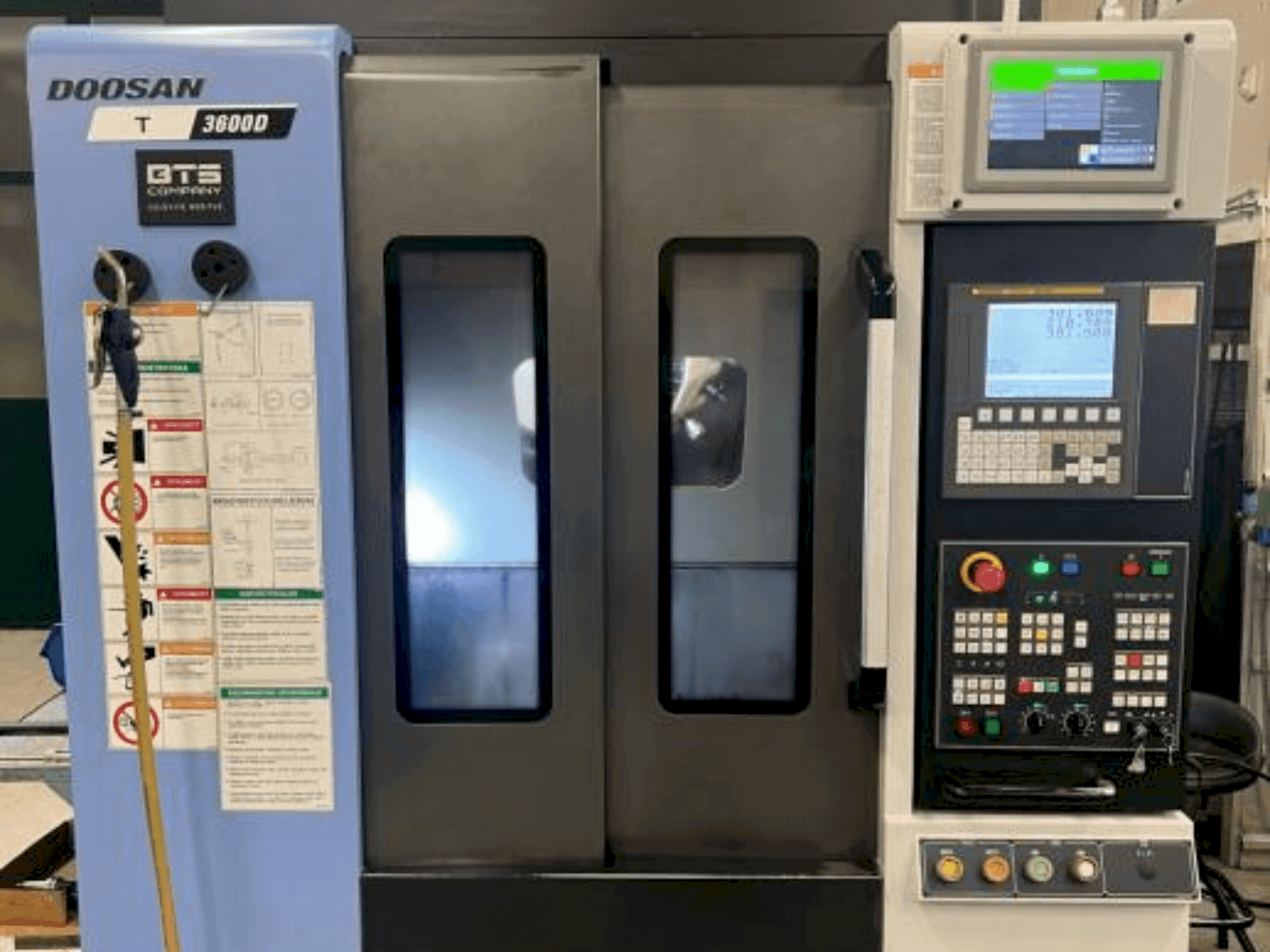 Prikaz stroja DOOSAN T3600 D sprijeda