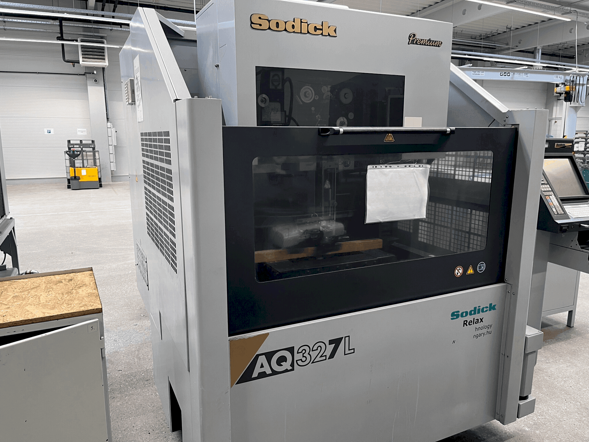 Prikaz stroja Sodick AQ327L sprijeda