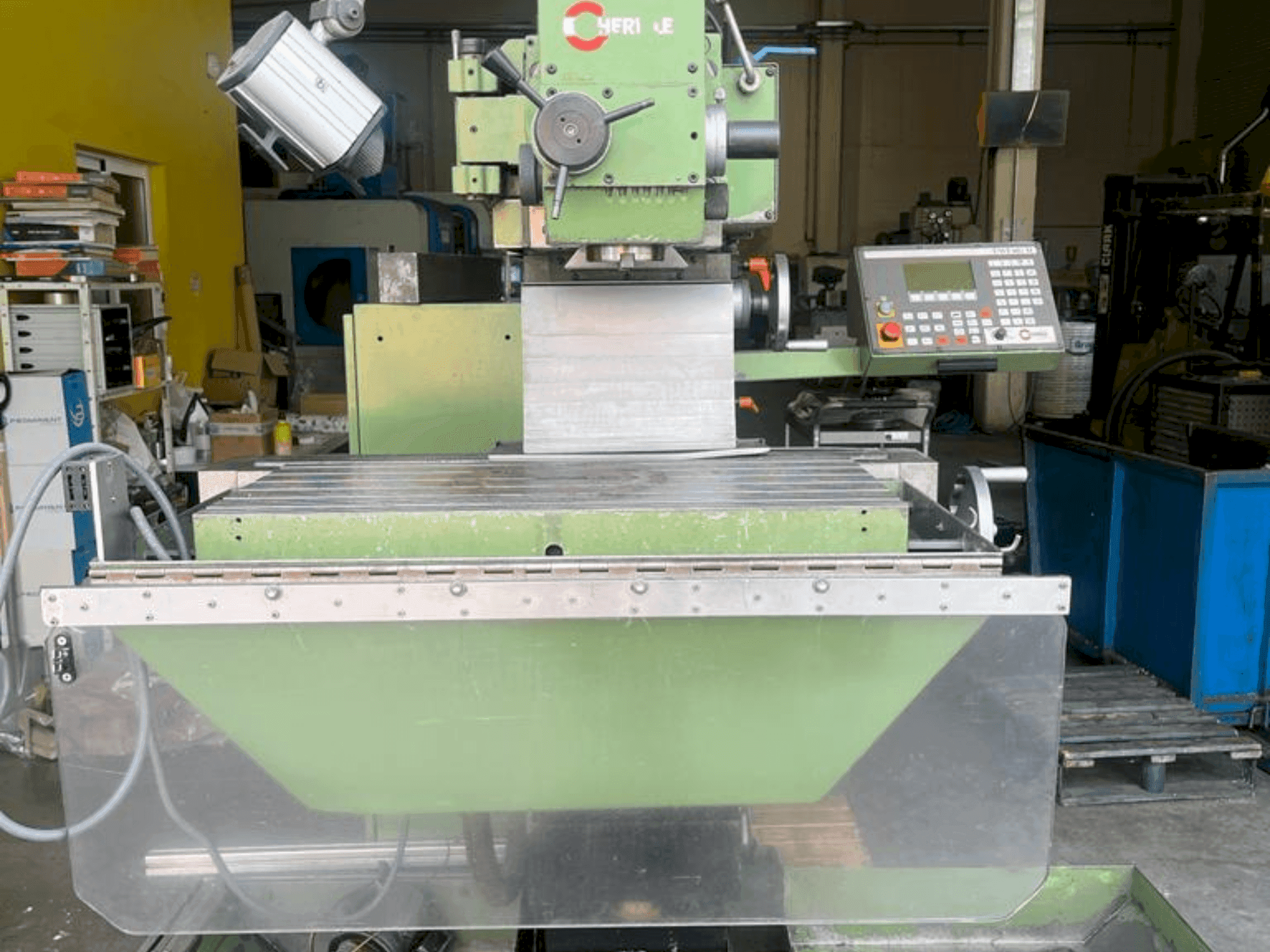 Prikaz stroja HERMLE UWF 802M sprijeda