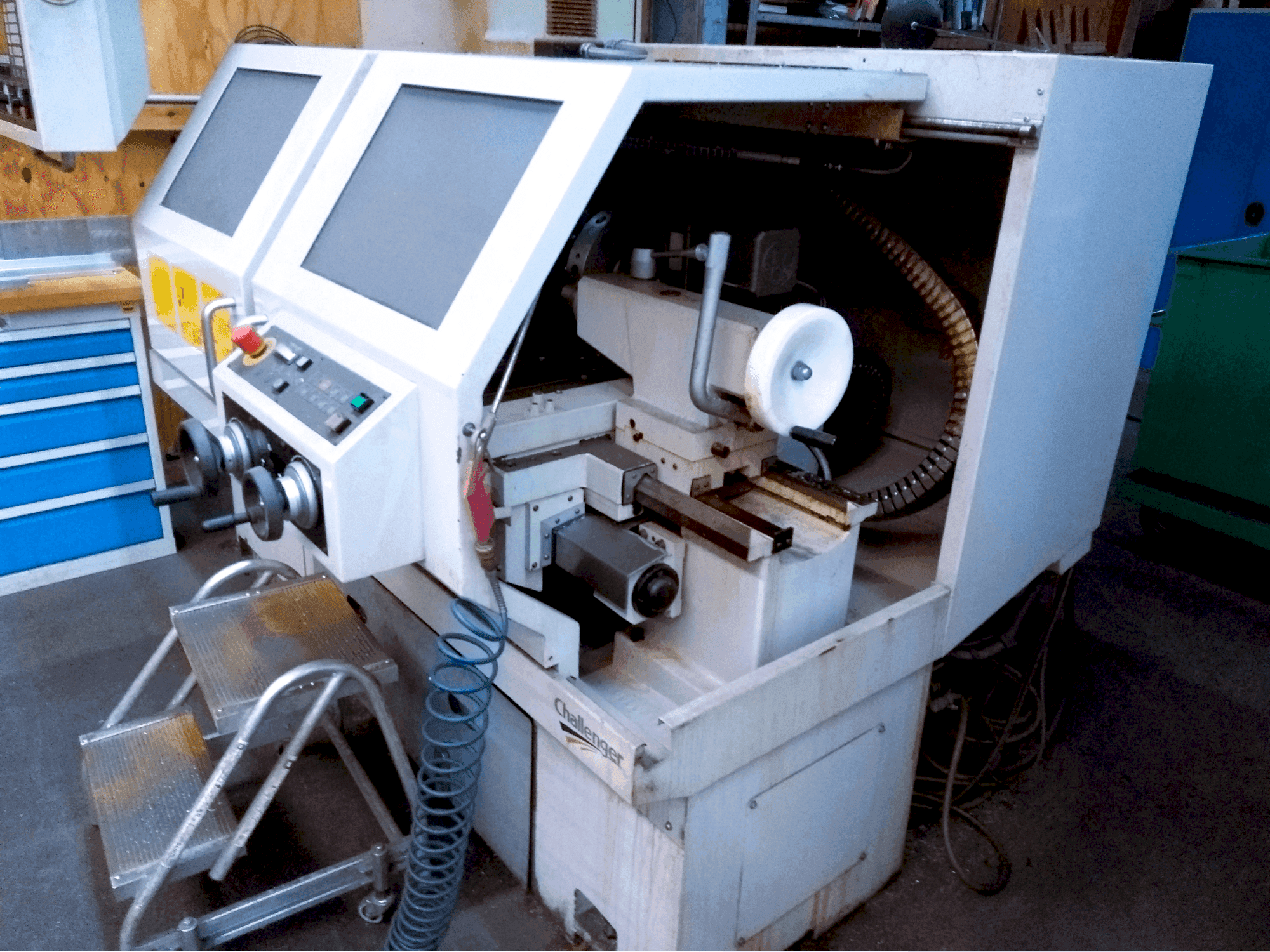 Prikaz stroja Challenger MICROTURN BNC 446 sprijeda