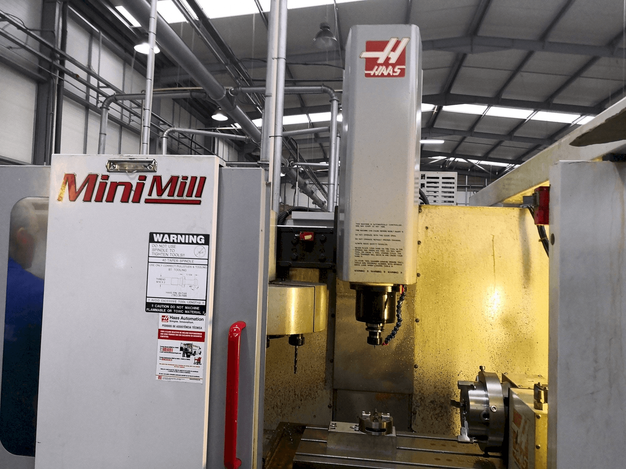 Prikaz stroja HAAS Mini Mill CE sprijeda