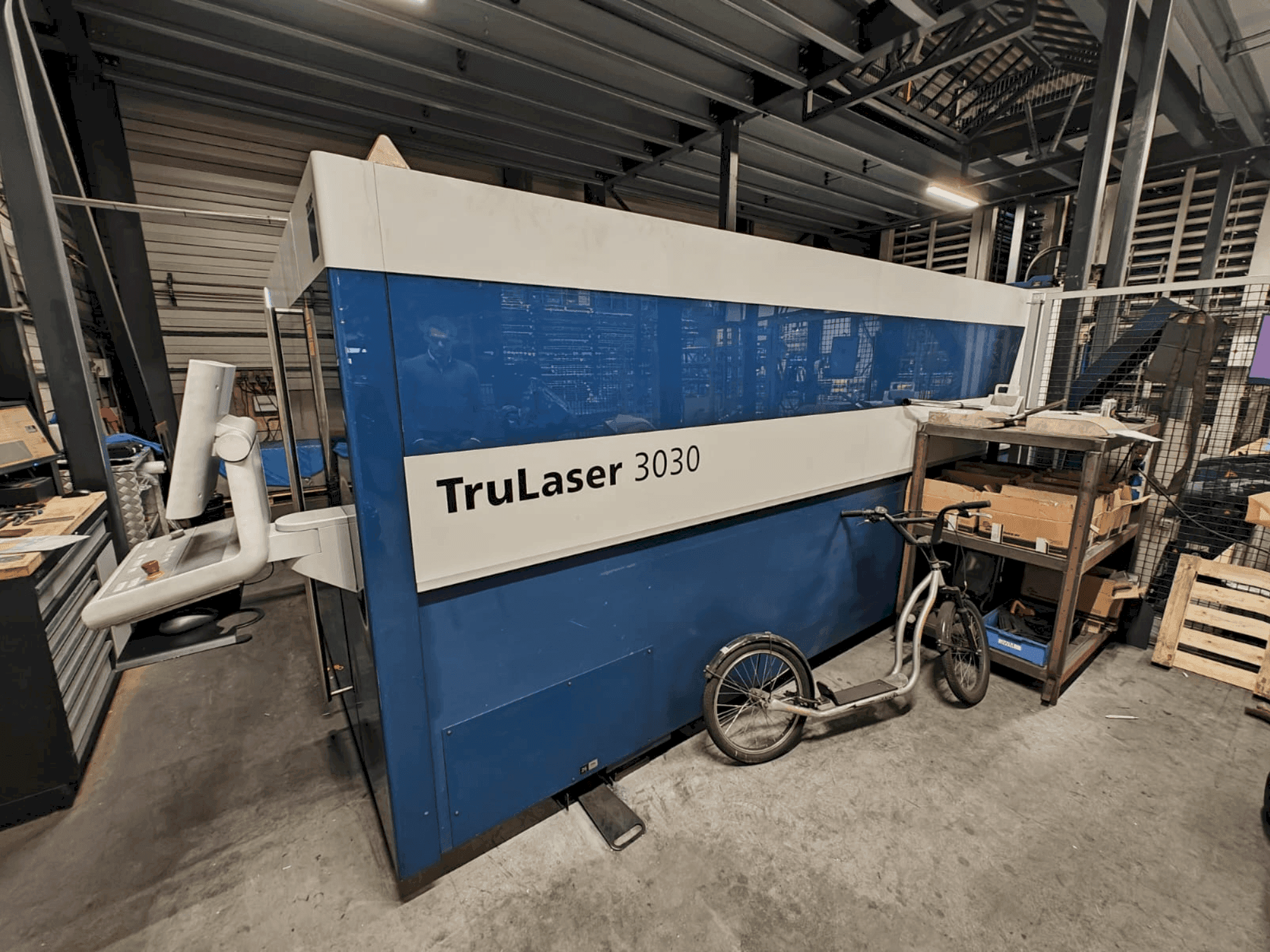 Prikaz stroja TRUMPF TruLaser 3030 Fiber sprijeda