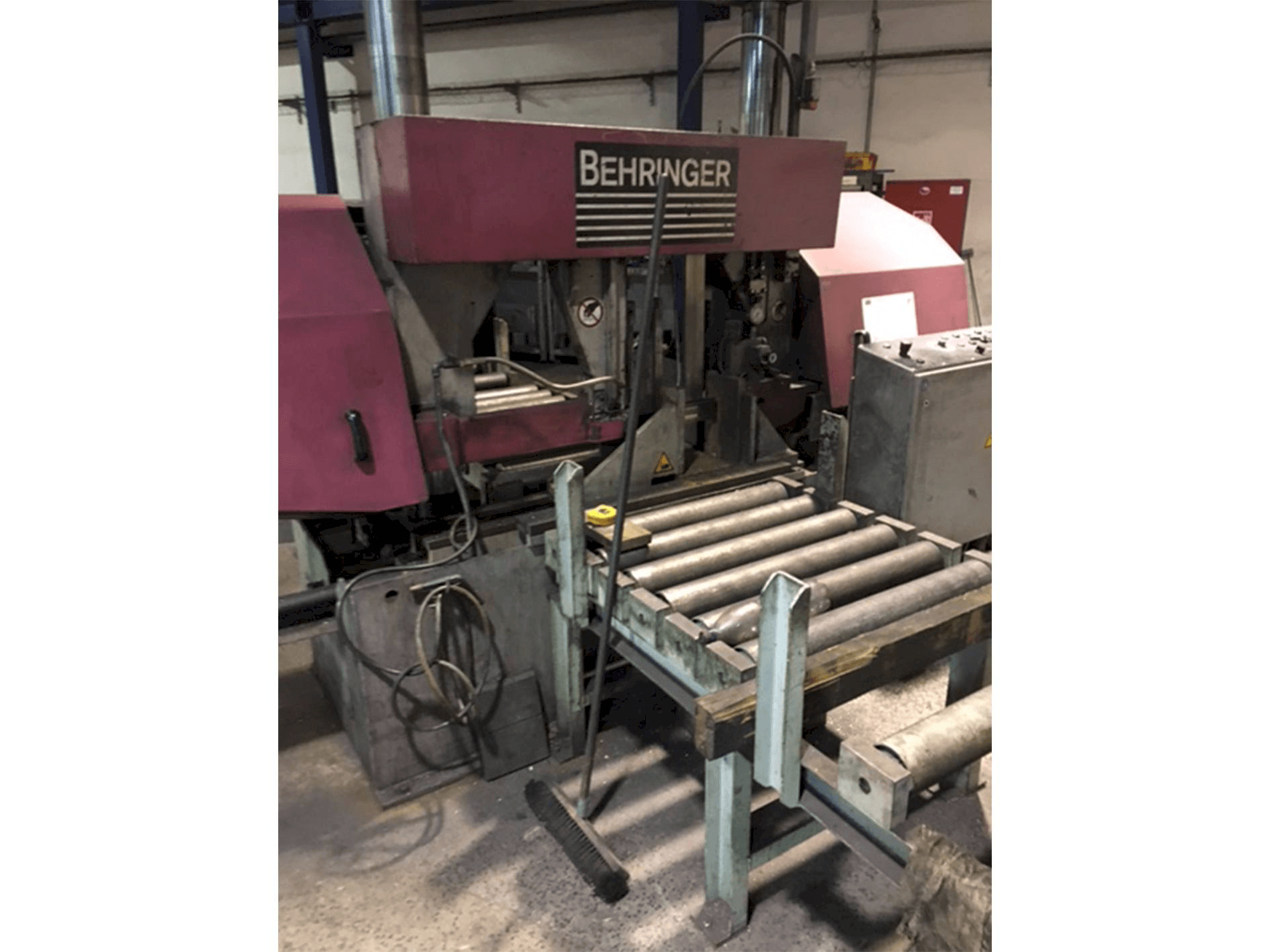 Prikaz stroja Behringer HBP 530 sprijeda