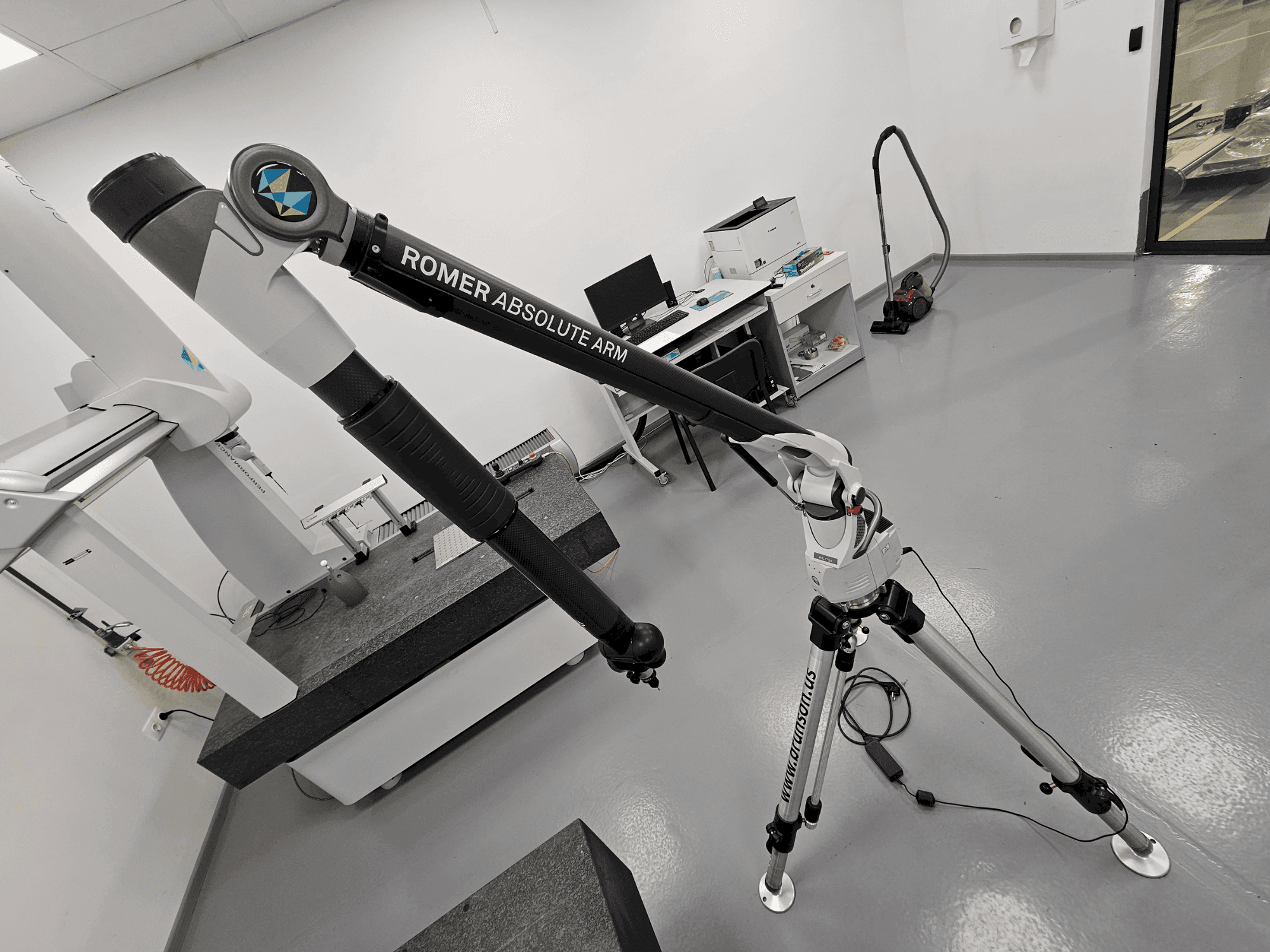 Prikaz stroja ROMER Absolute Arm 7730 sprijeda