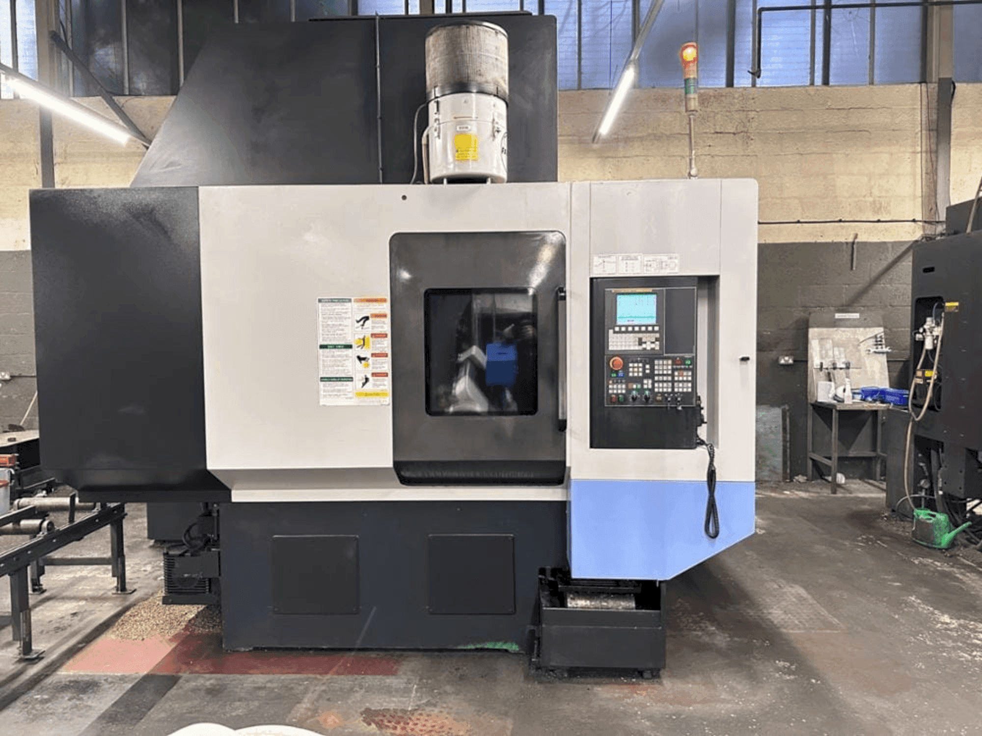 Prikaz stroja DOOSAN VC-510 sprijeda