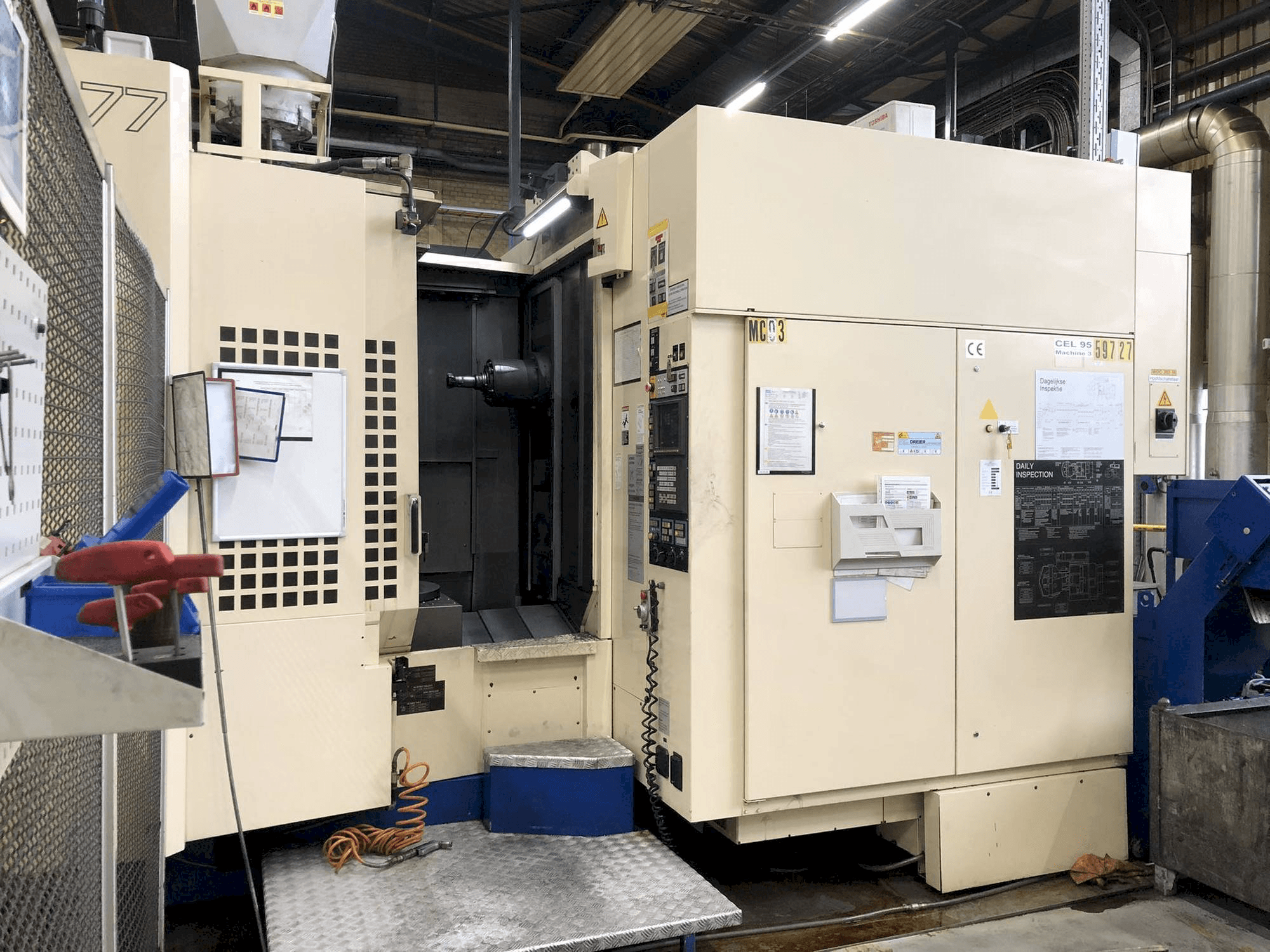 Prikaz stroja Makino A77 sprijeda