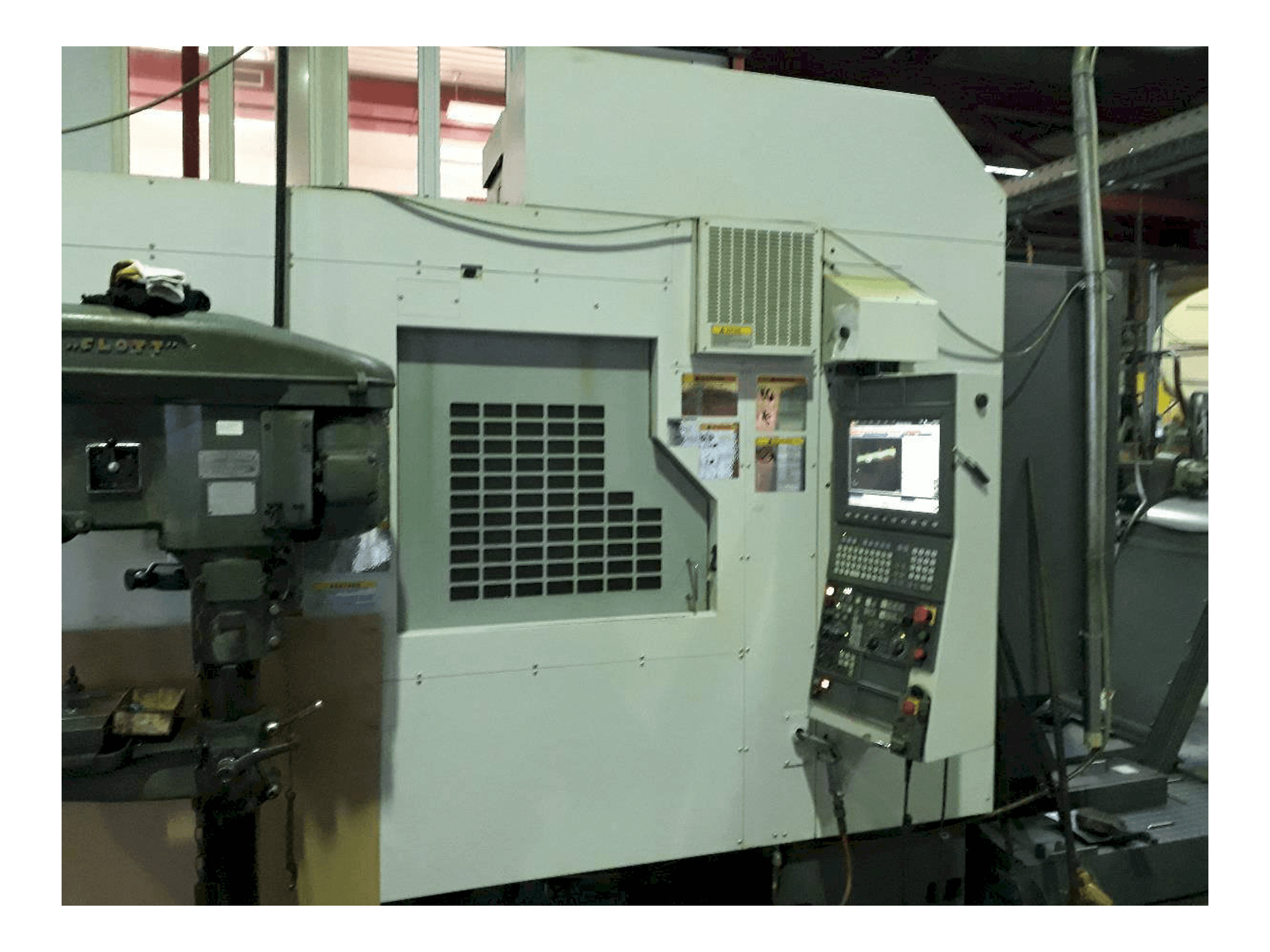 Prikaz stroja Okuma ACE Center MF-46VA sprijeda