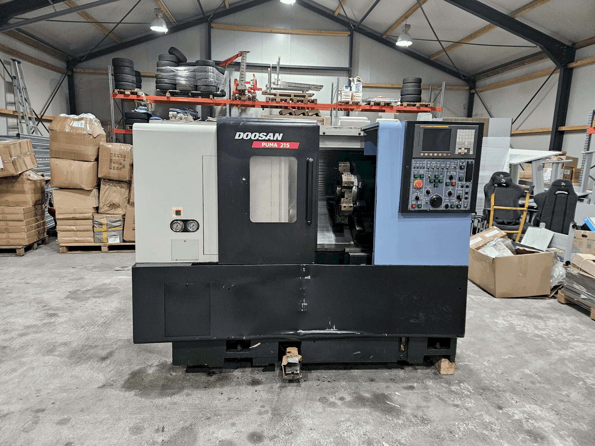 Prikaz stroja DOOSAN PUMA 215 sprijeda