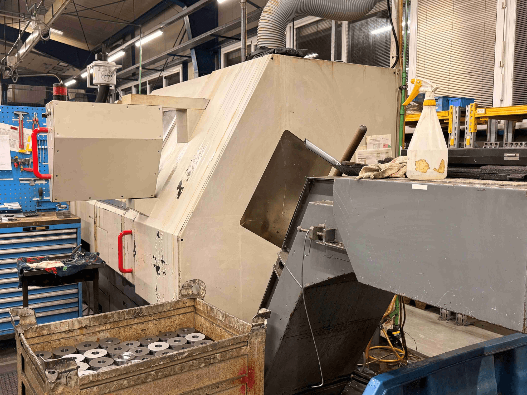 Horizontalni tokarski stroj ZPS S-60 CNC u radionici, s bočnim pogledom na vidljive obratke i upravljačke elemente.