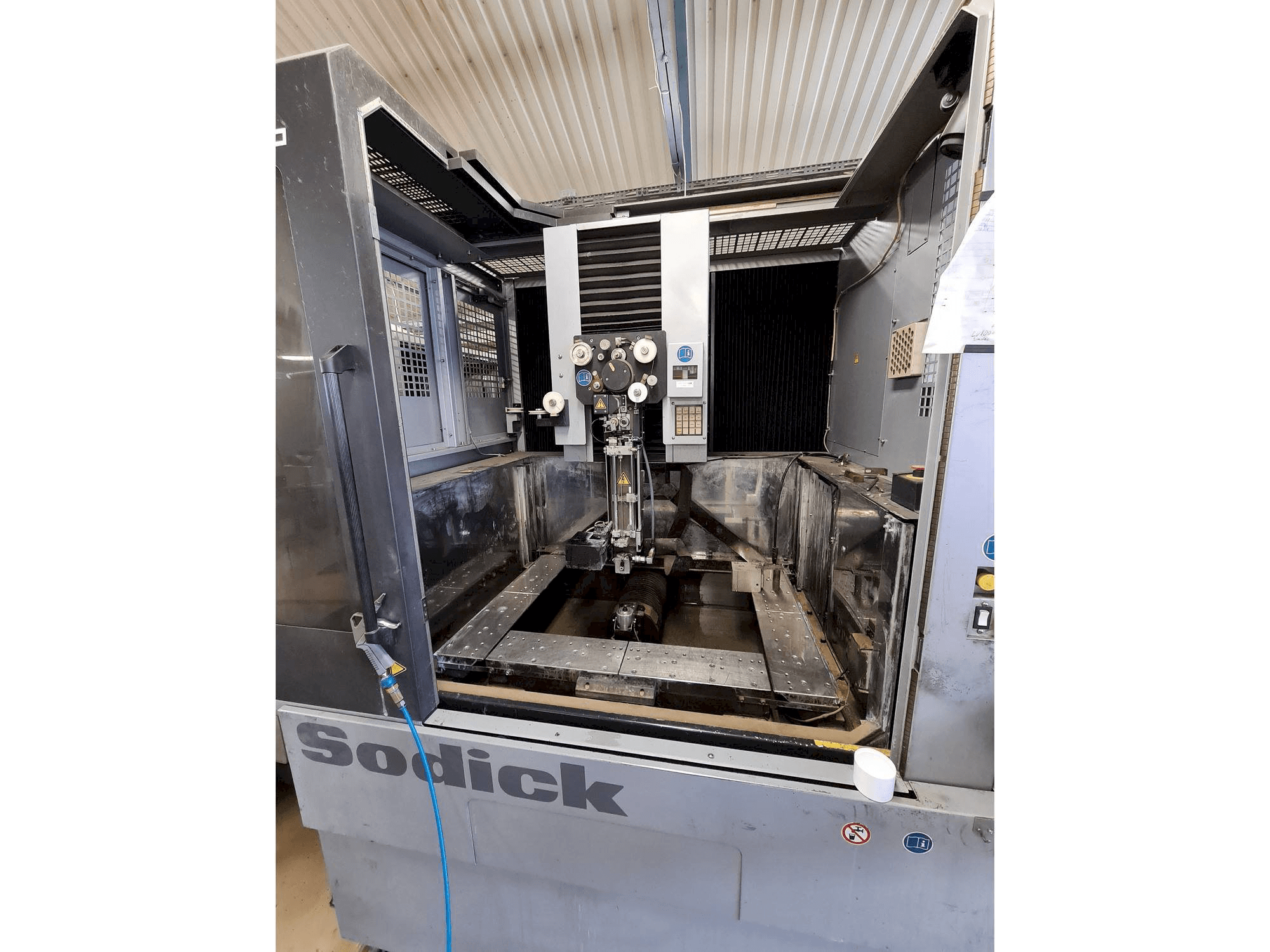 Prikaz stroja Sodick AQ750L sprijeda