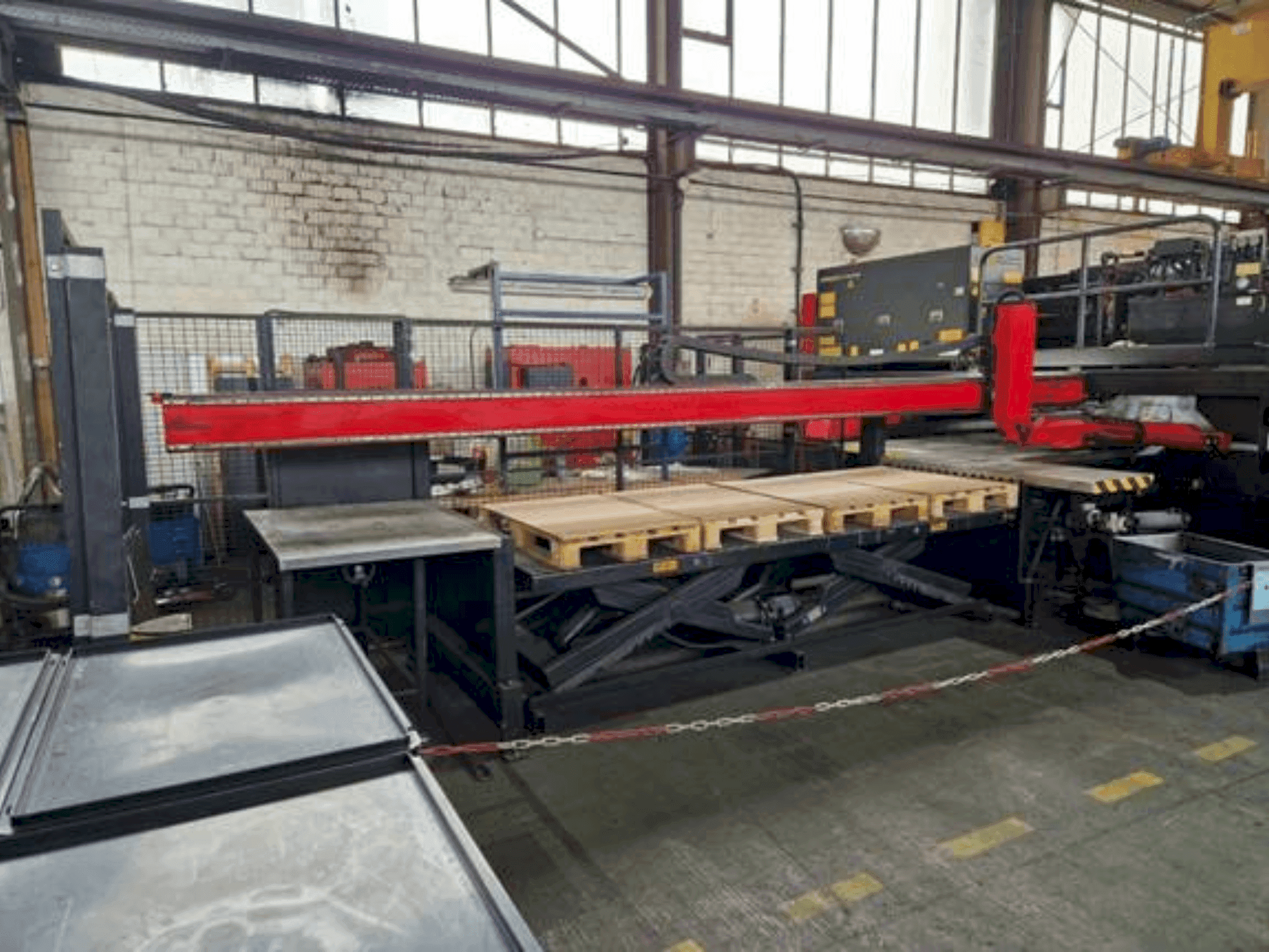 Prikaz stroja AMADA AP3-2610 V sprijeda