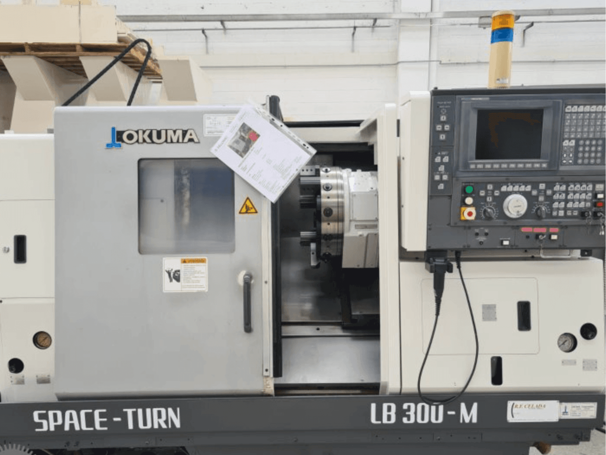 Prikaz stroja Okuma LB 300 sprijeda