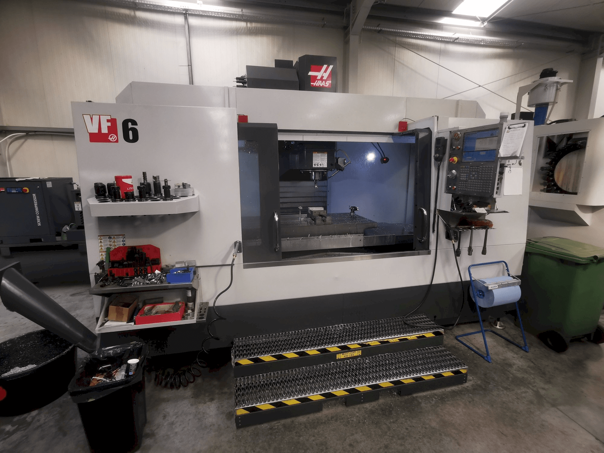 Prikaz stroja HAAS VF-6/40 sprijeda