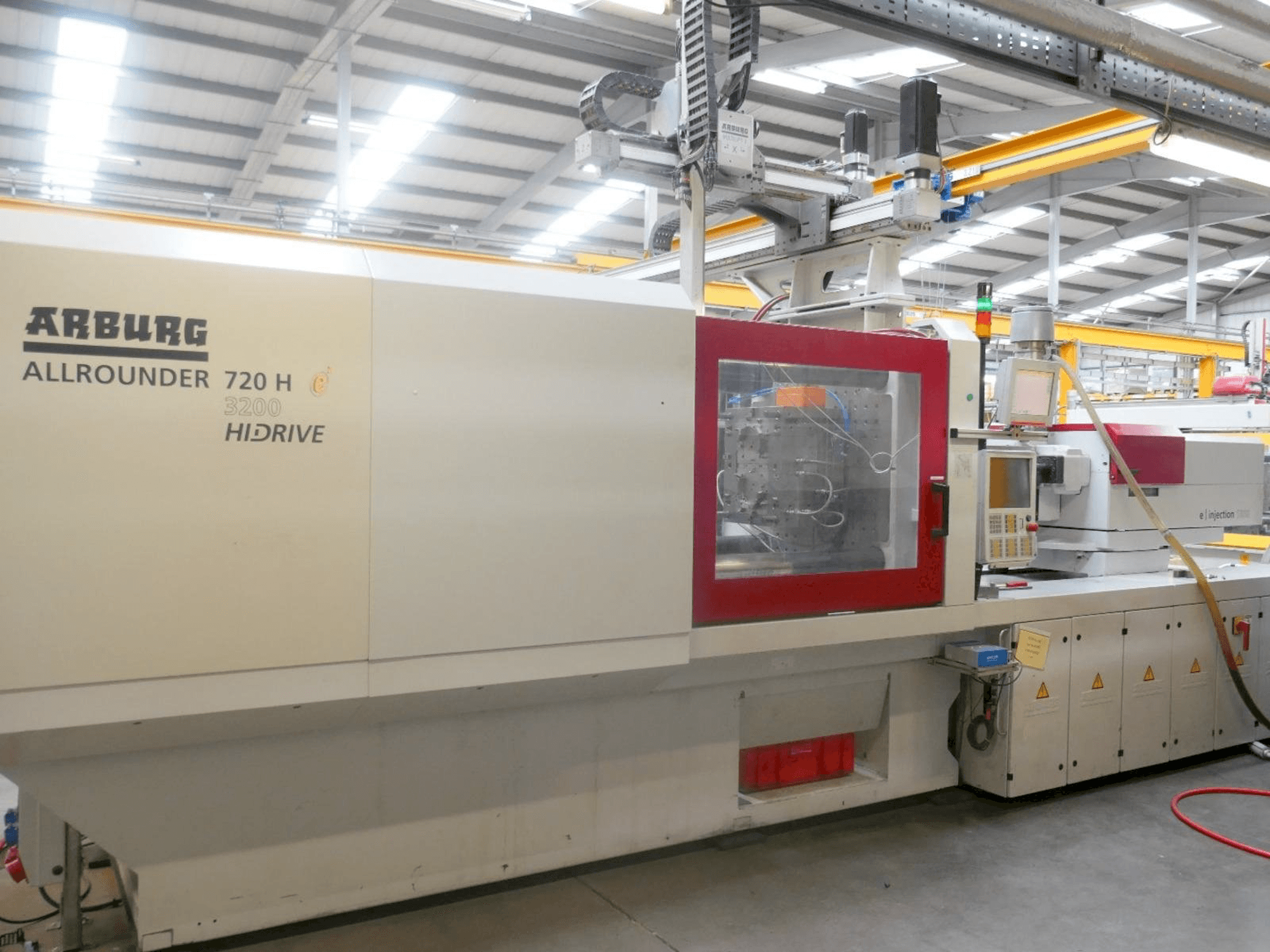 Prikaz stroja Arburg Allrounder 720H 3200 1300 sprijeda