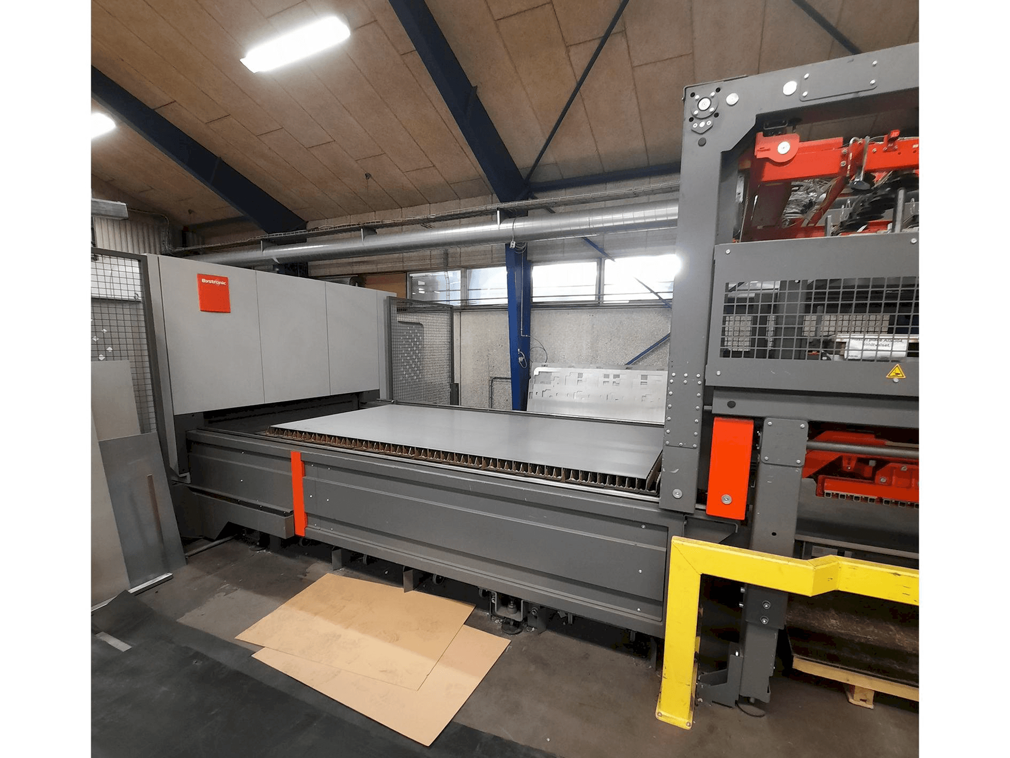 Prikaz stroja Bystronic Bystar Fiber 3015 6KW + ByTrans Extended sprijeda