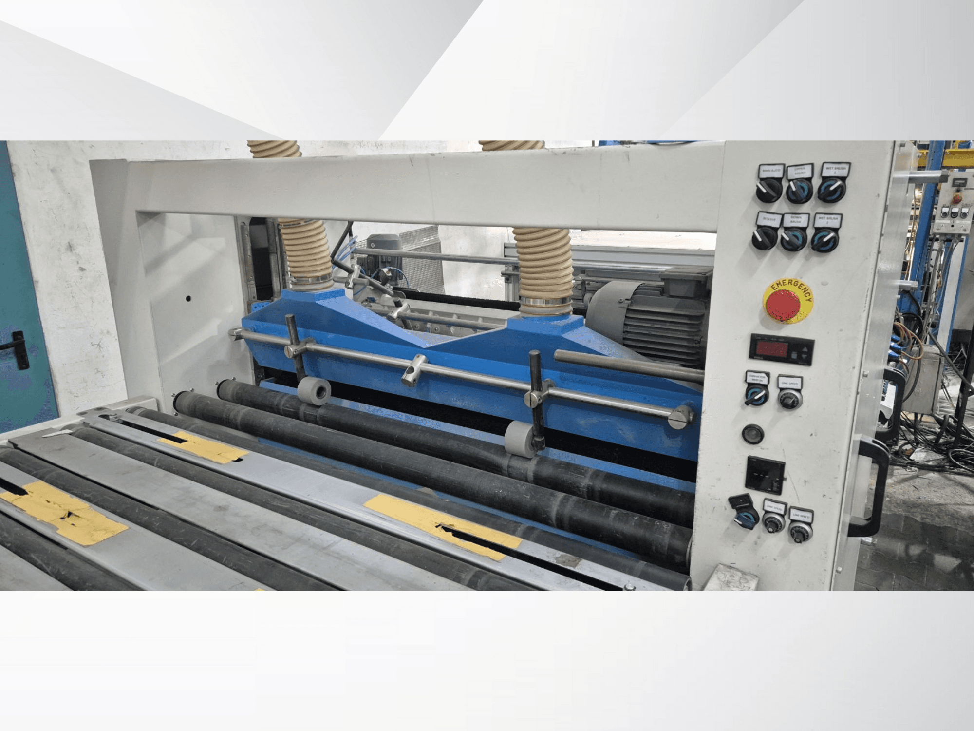 Industrijski valjak s plavim komponentama, prednji pogled, s upravljačkom pločom i gumbom za zaustavljanje u nuždi.