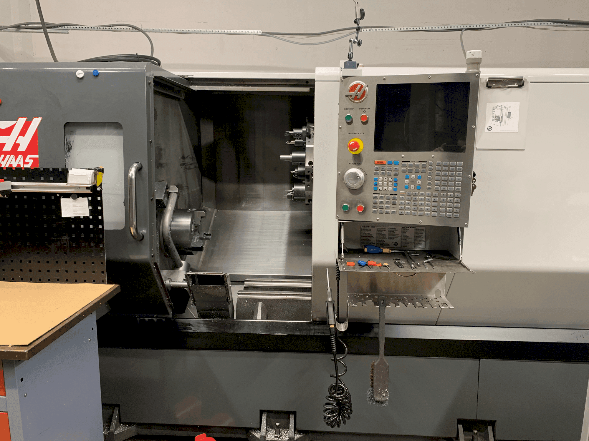 Prikaz stroja HAAS ST-30Y sprijeda