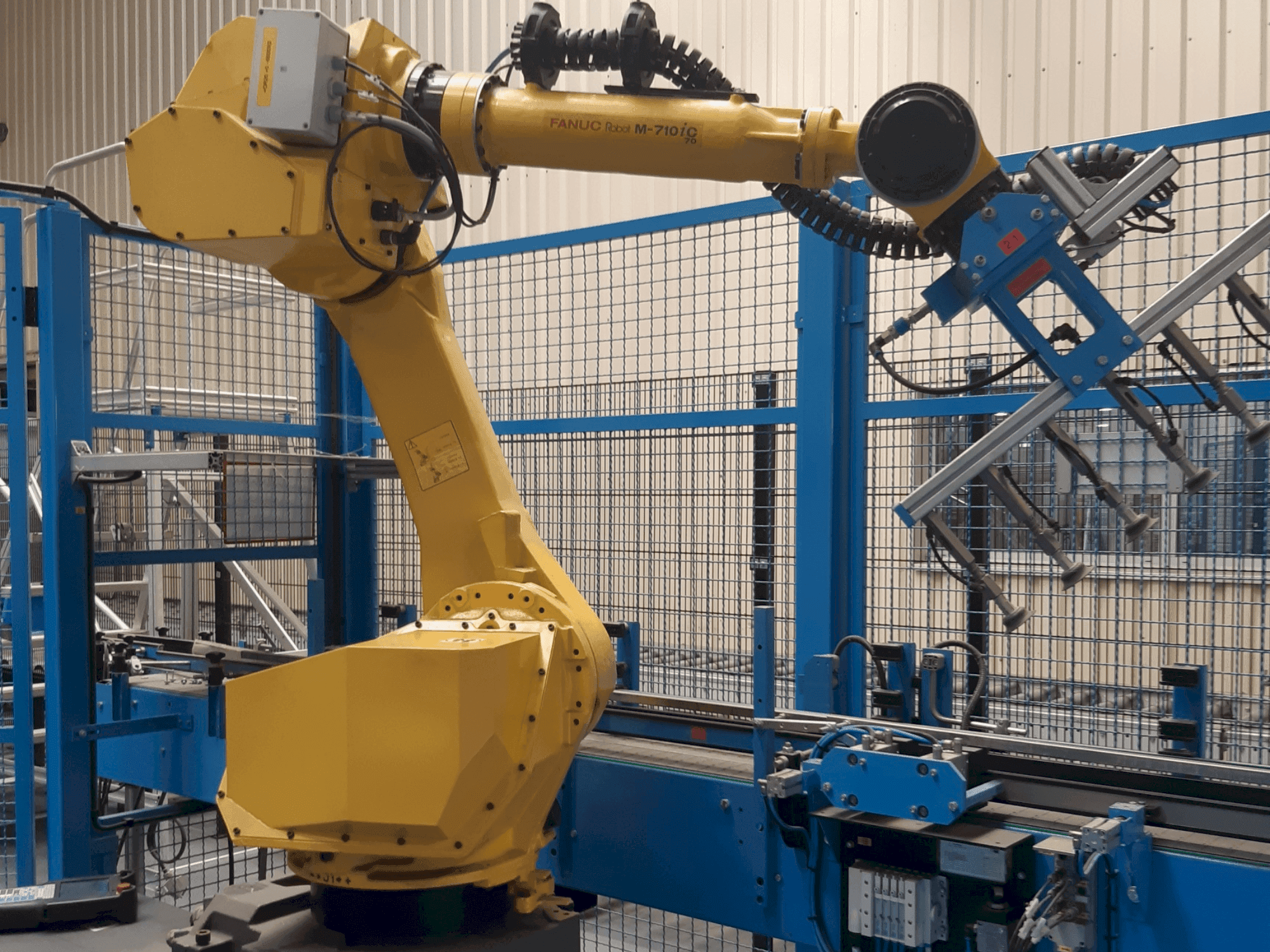 Prikaz stroja FANUC M-710iC sprijeda