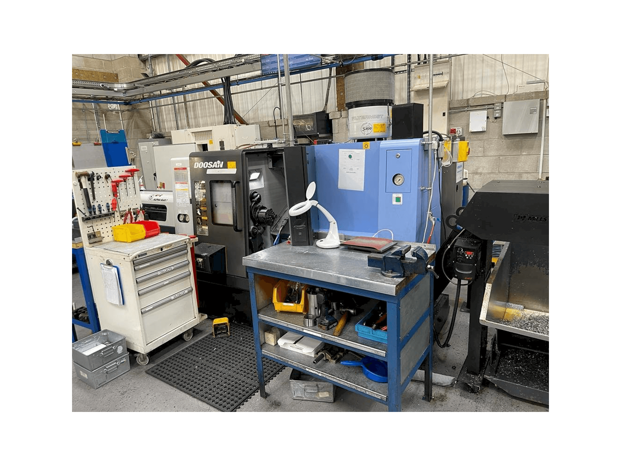 Prikaz stroja Doosan Lynx 220 LMA sprijeda