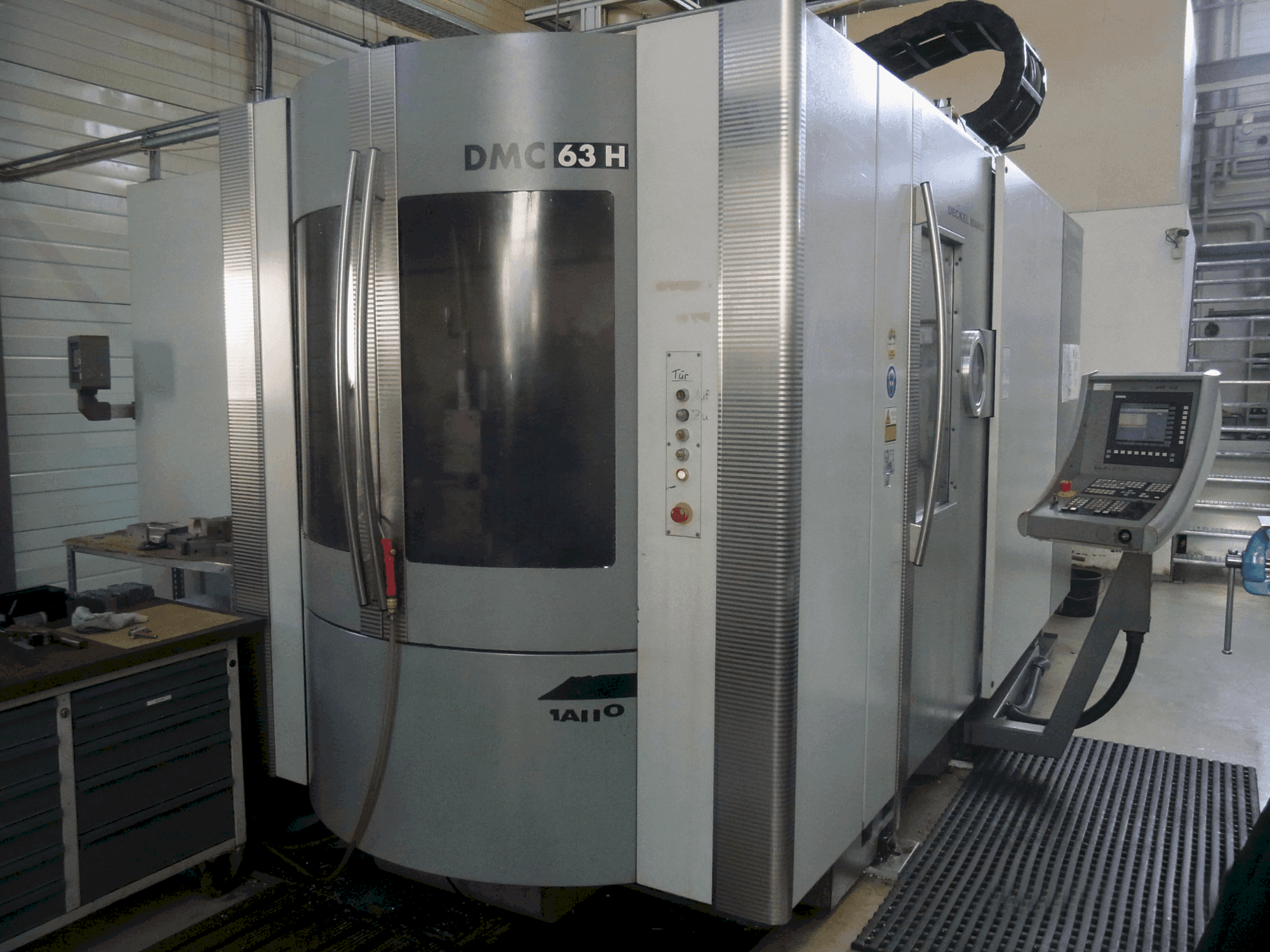 Prikaz stroja DECKEL MAHO DMC 63 H sprijeda
