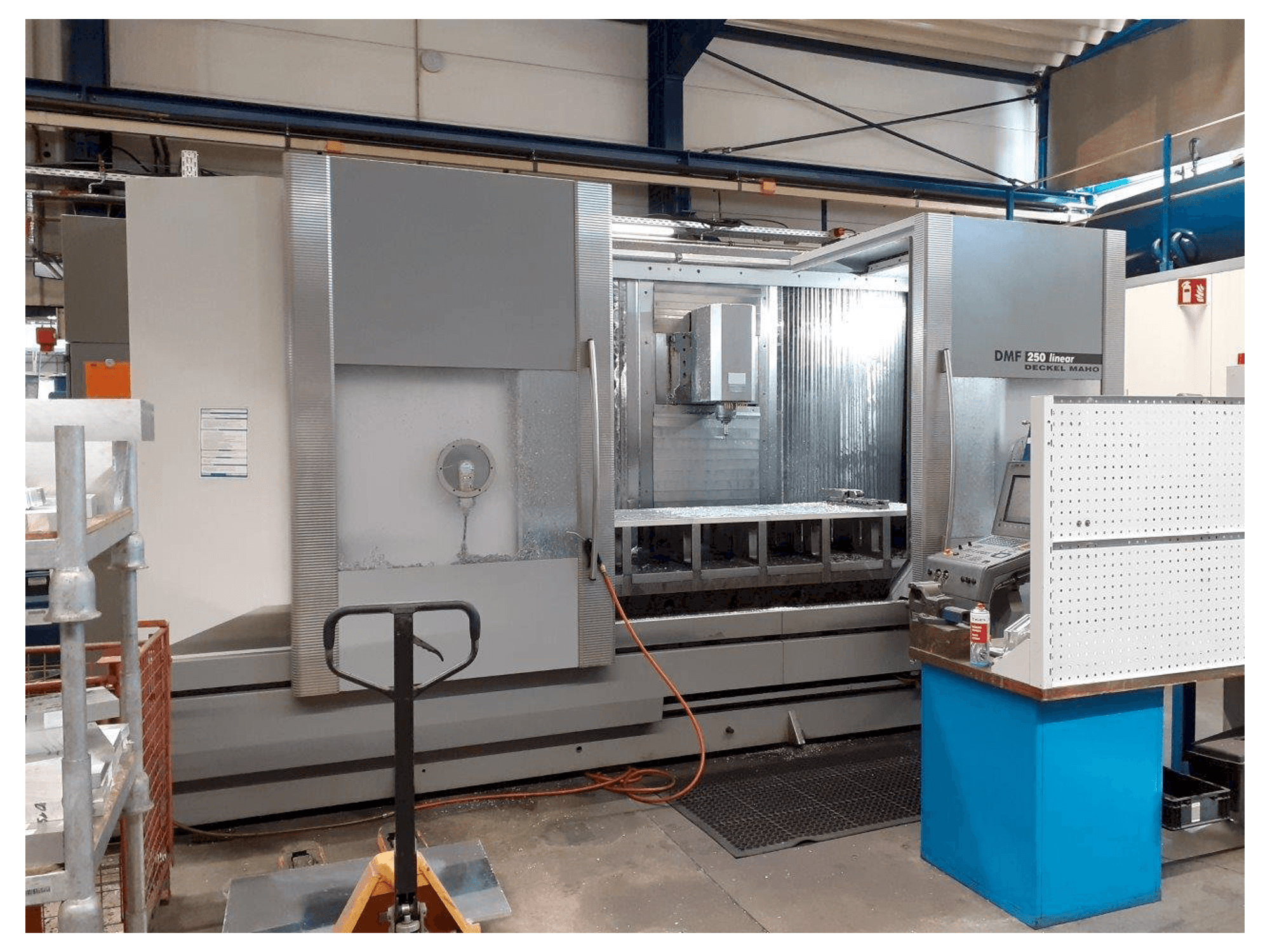 Prikaz stroja DMG MORI DMF 250 sprijeda