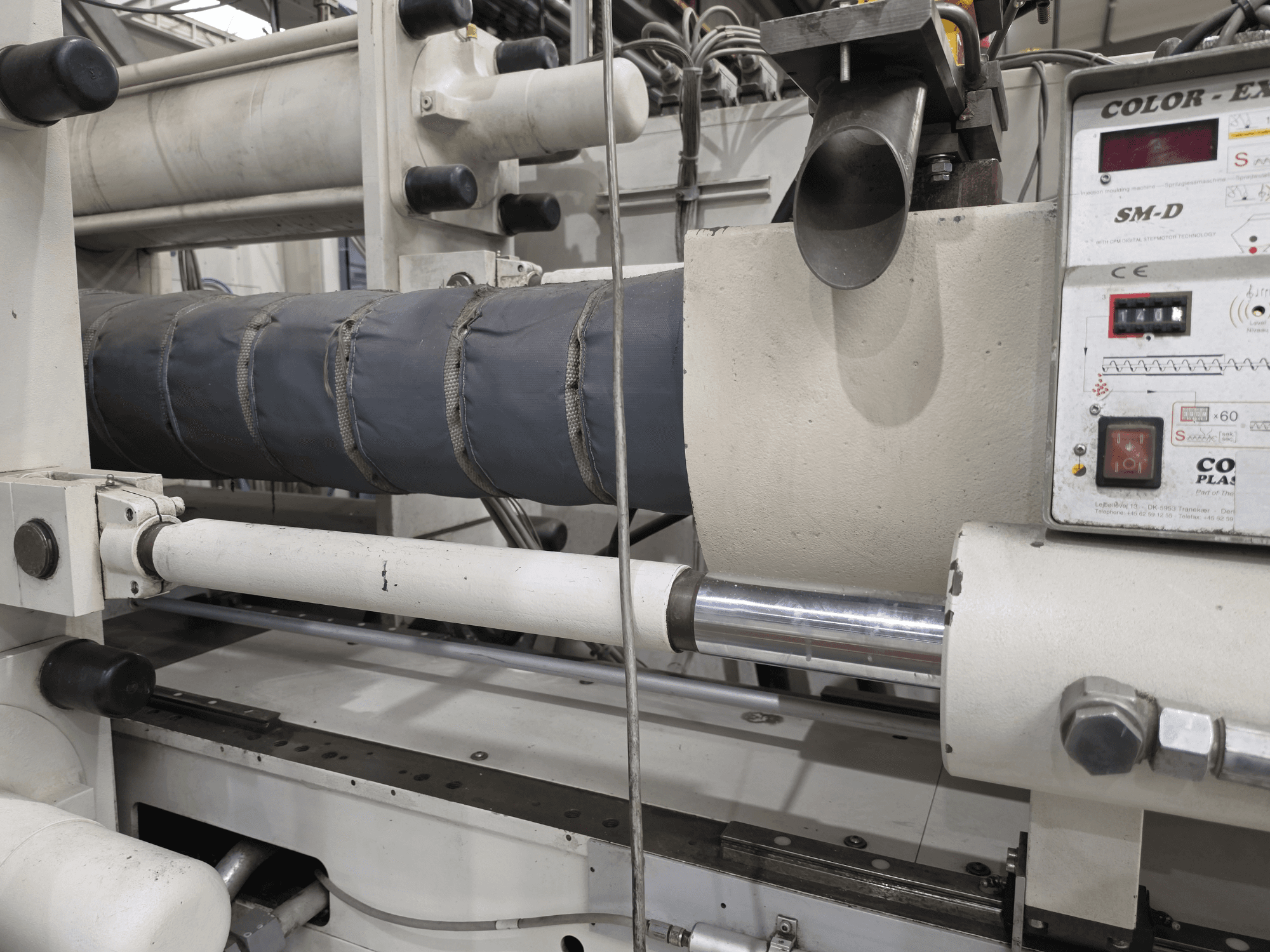 Krauss Maffei 350-3000 CX hidraulički stroj za brizganje plastike, bočni pogled s prikazom ploče za kontrolu temperature i grijaćih elemenata.